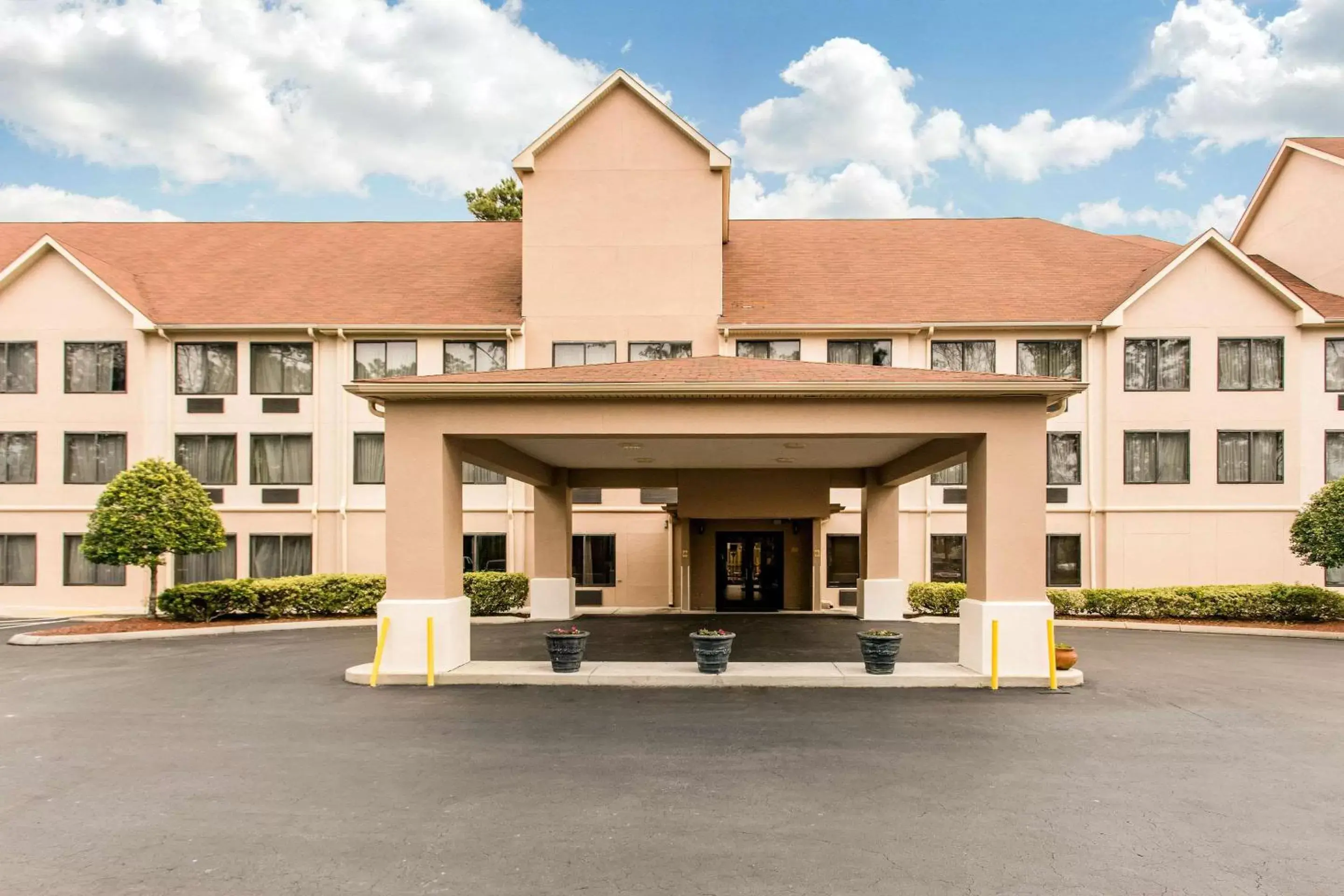 Property Building in Comfort Suites Wilmington near Downtown