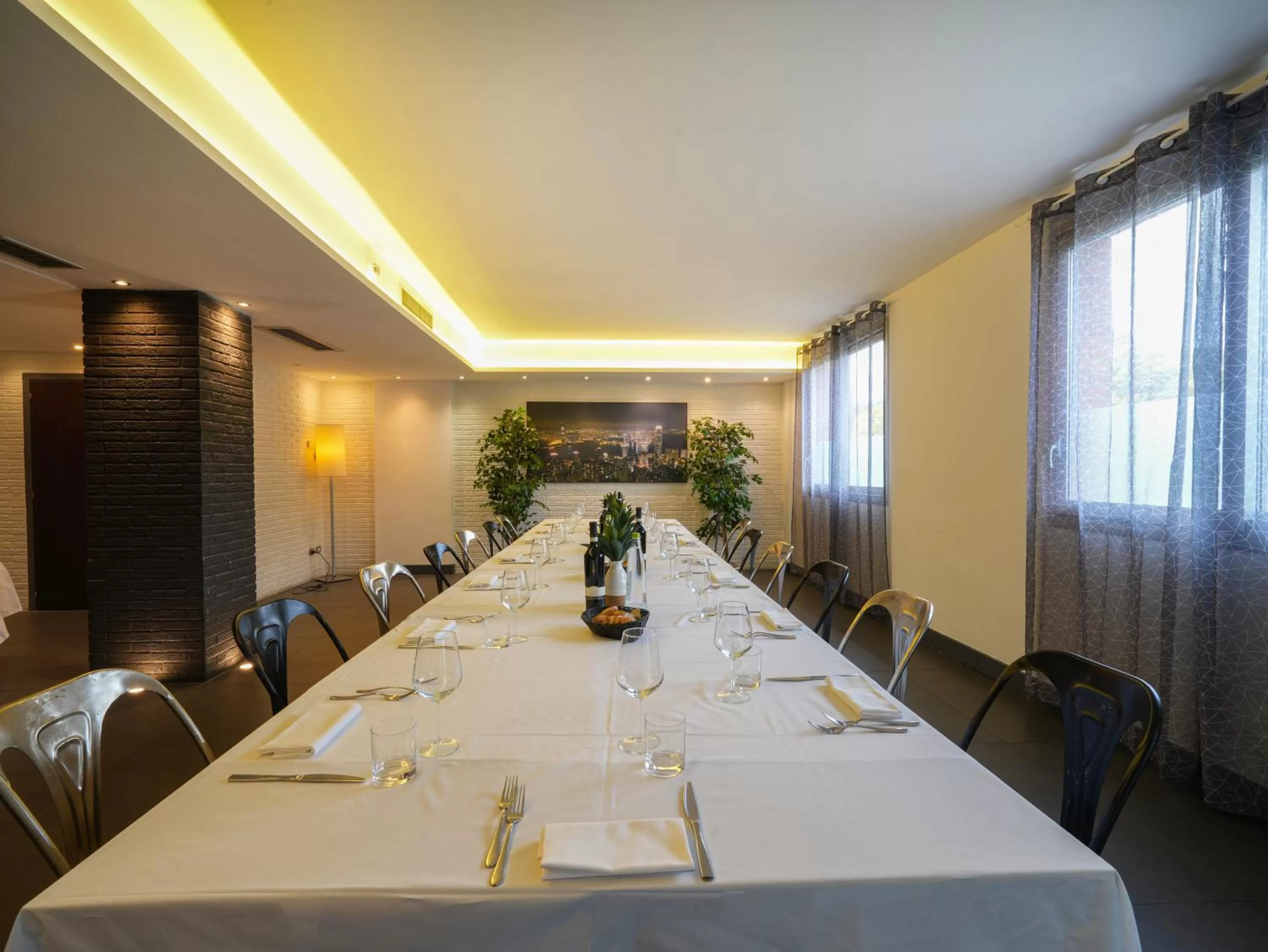 Restaurant/places to eat in La Meridiana Bleisure Hotel