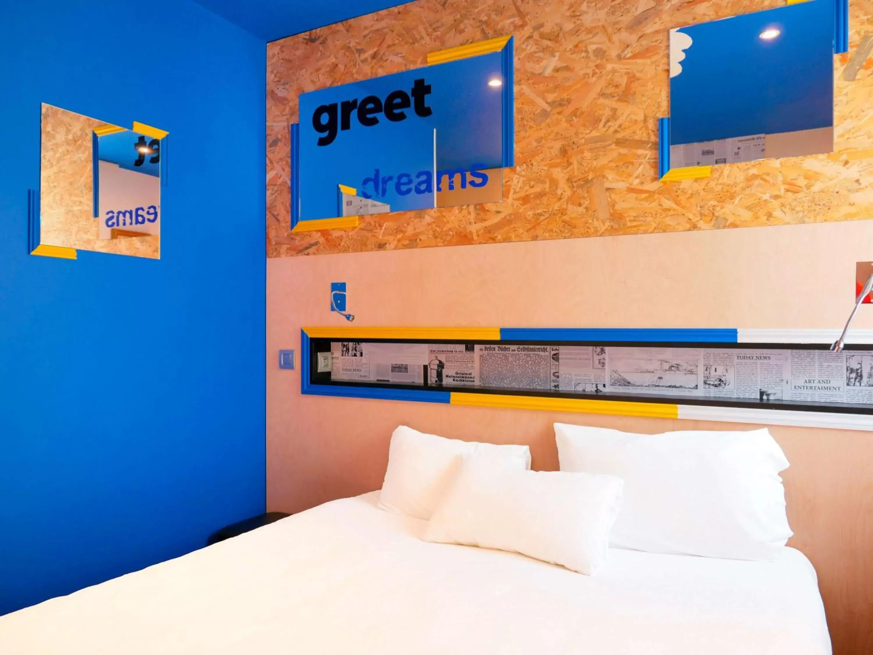 Photo of the whole room, Bed in greet Hotel Marseille Provence Aéroport