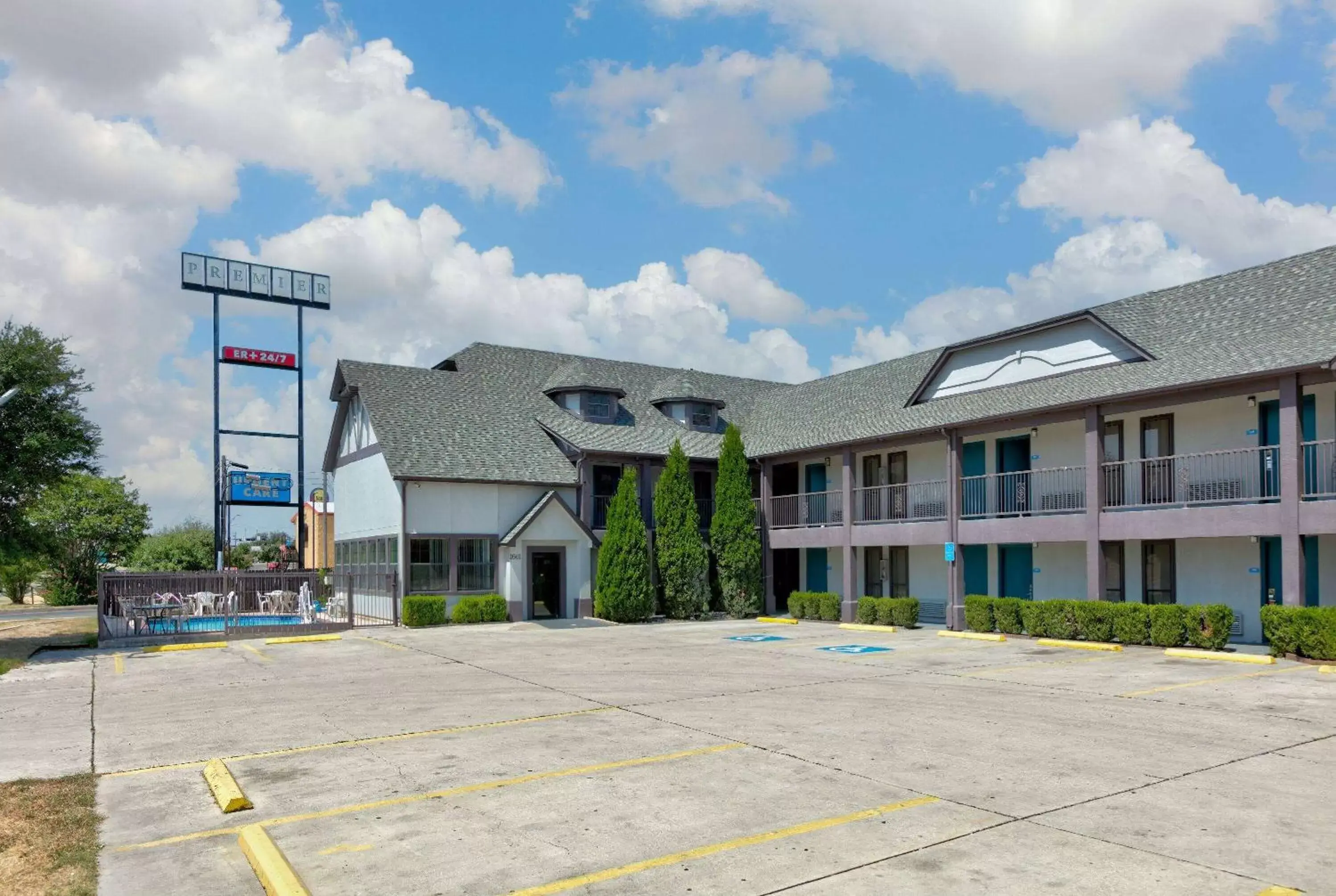 Property building in Howard Johnson by Wyndham San Marcos Property building in Howard Johnson by Wyndham San Marcos