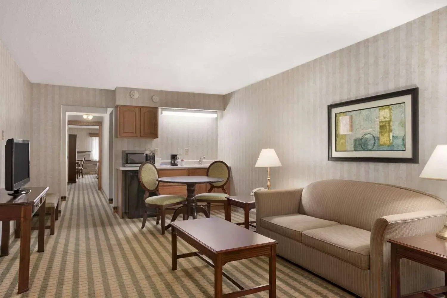 Living room, Seating Area in Ramada by Wyndham Saginaw Hotel & Suites