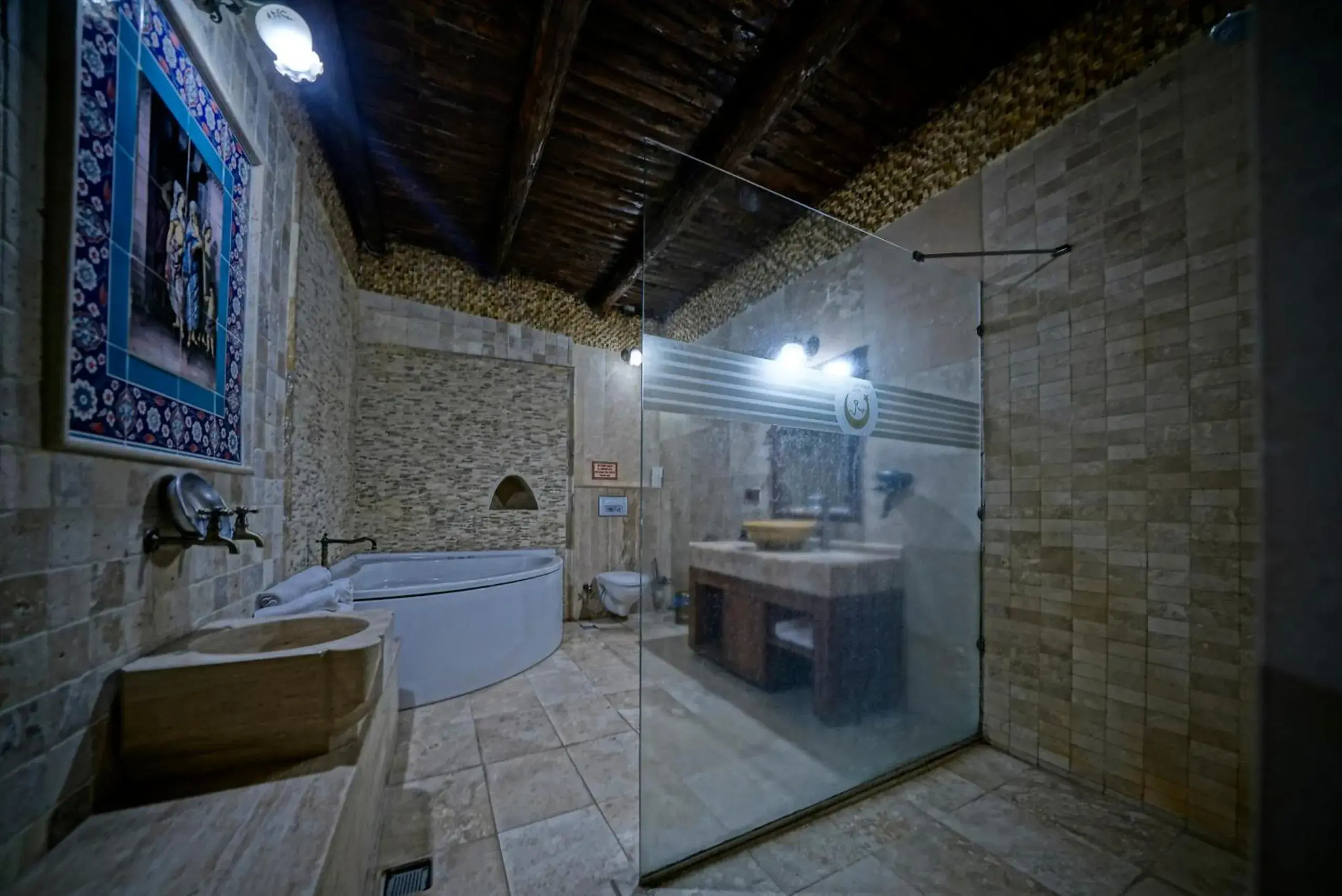 Shower, Bathroom in Holiday Cave Hotel