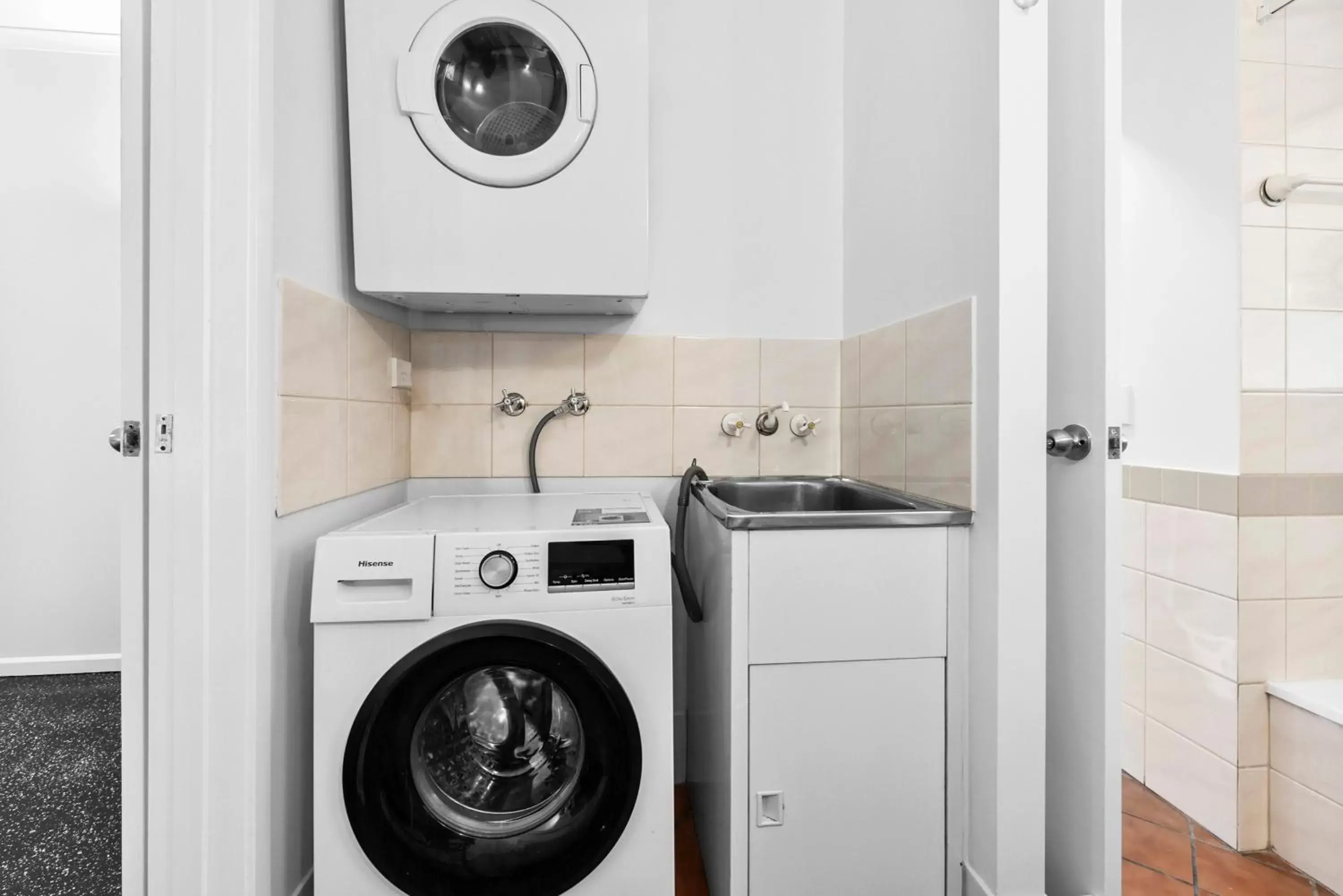 washing machine, Bathroom in Villa Vaucluse Apartments
