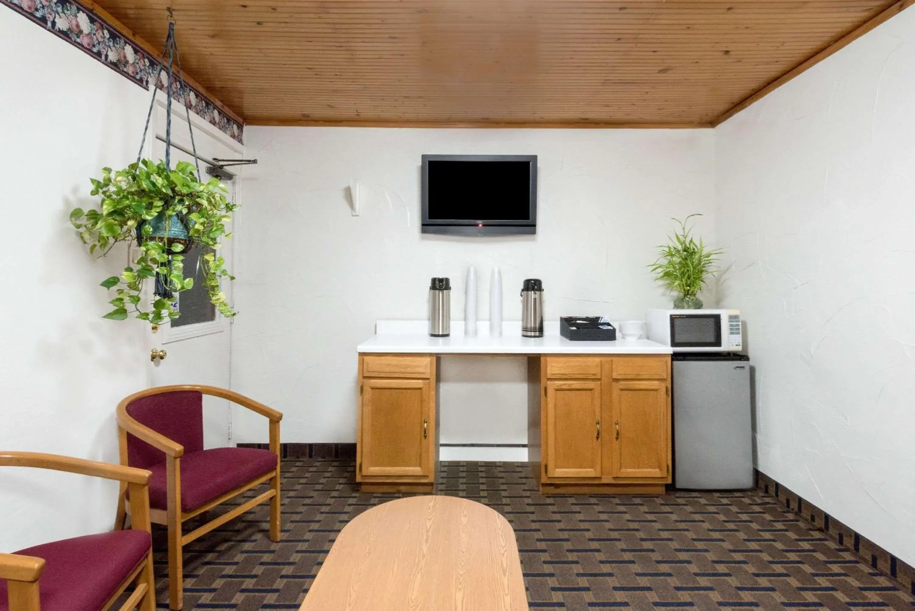 Lobby or reception, TV/Entertainment Center in Post Oak Inn