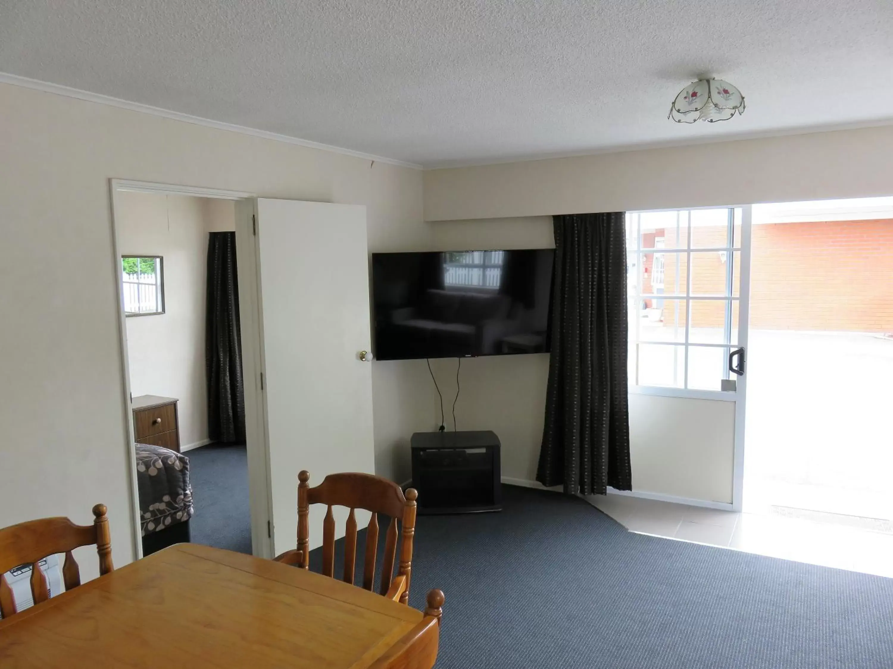 Living room, Dining Area in Admirals Motor Lodge