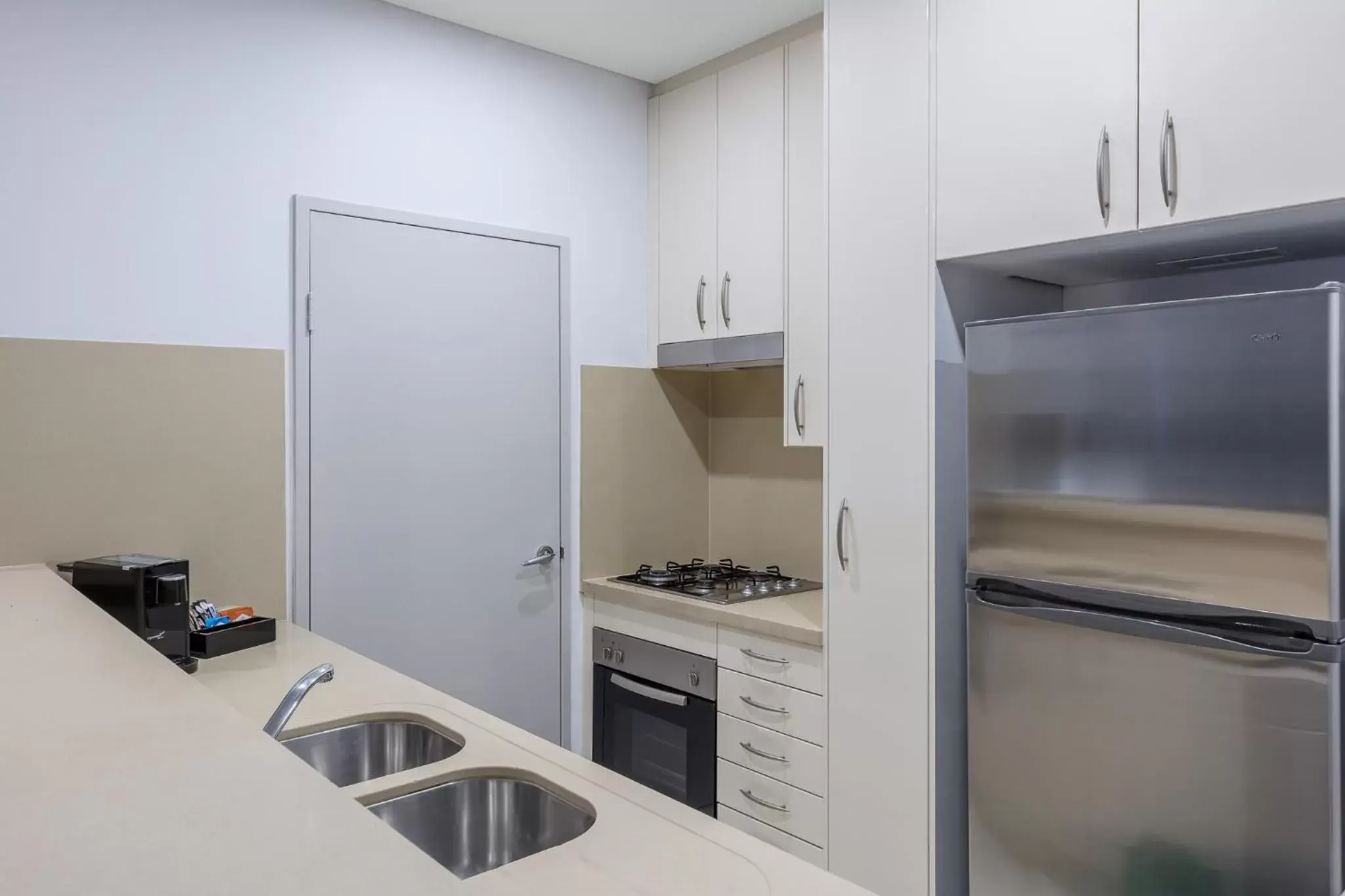 Kitchen or kitchenette, Kitchen/Kitchenette in Meriton Suites Kent Street, Sydney