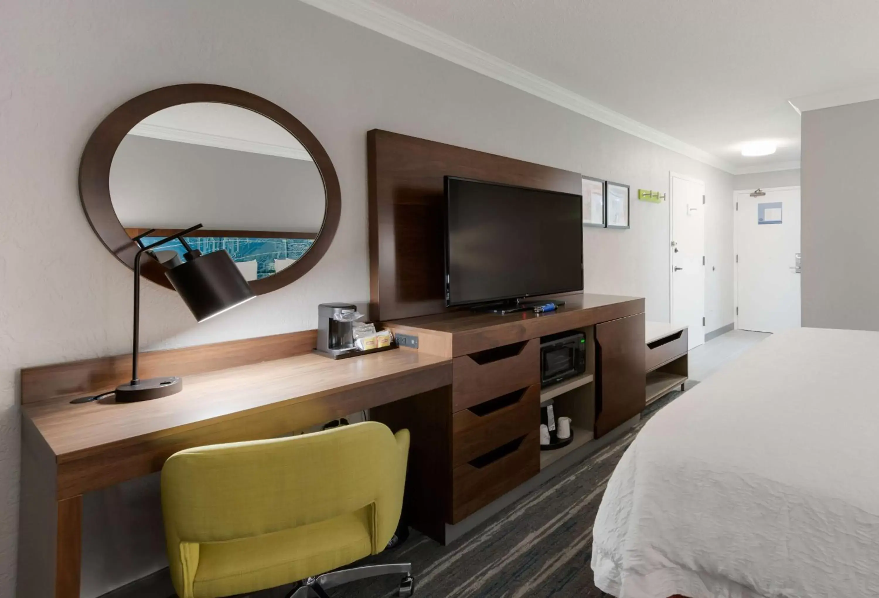 Bedroom, TV/Entertainment Center in Hampton Inn & Suites Chicago-Hoffman Estates