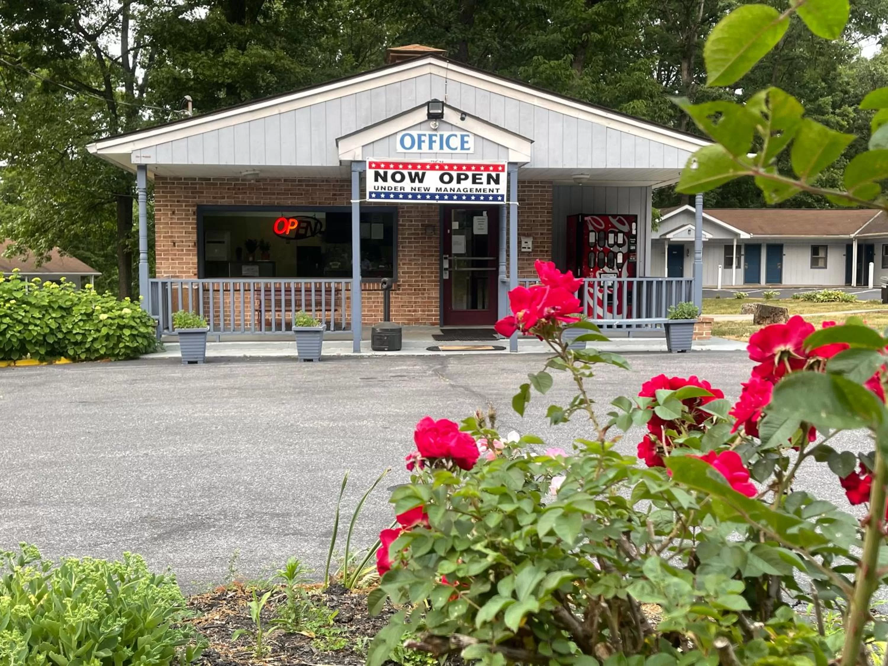 Facade/entrance in Pennswoods Inn