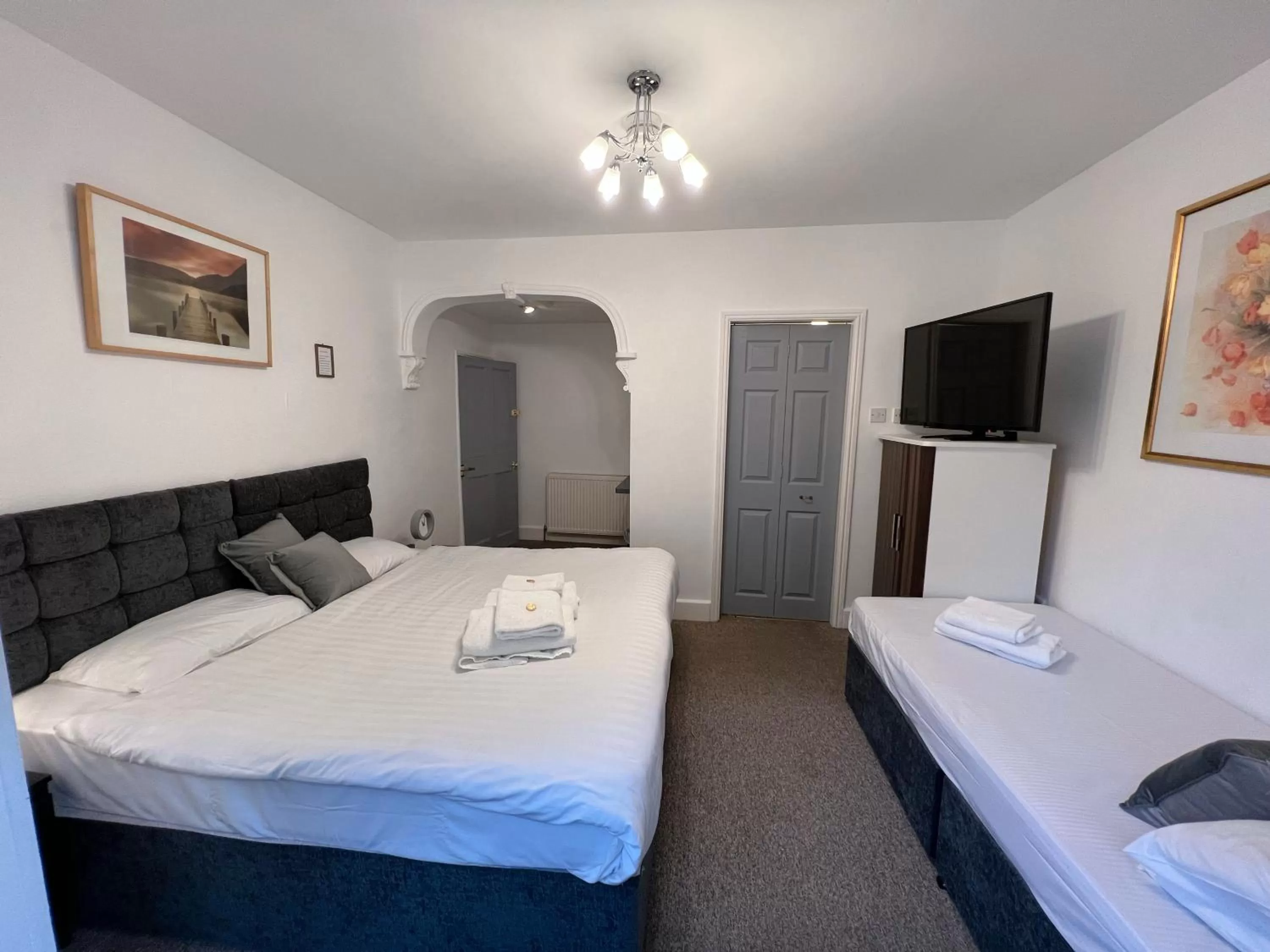 Bedroom, Bed in Stone Lodge