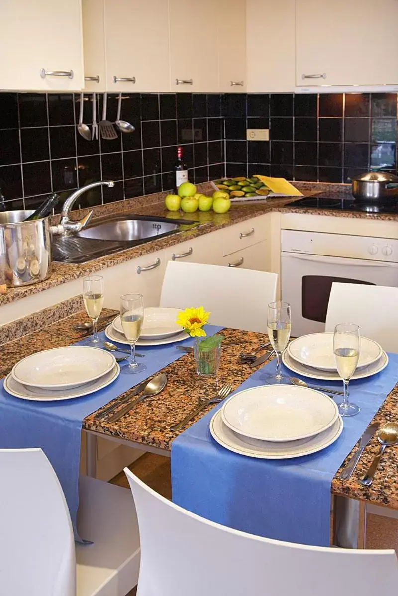 Kitchen/Kitchenette in Aparthotel Comtat Sant Jordi