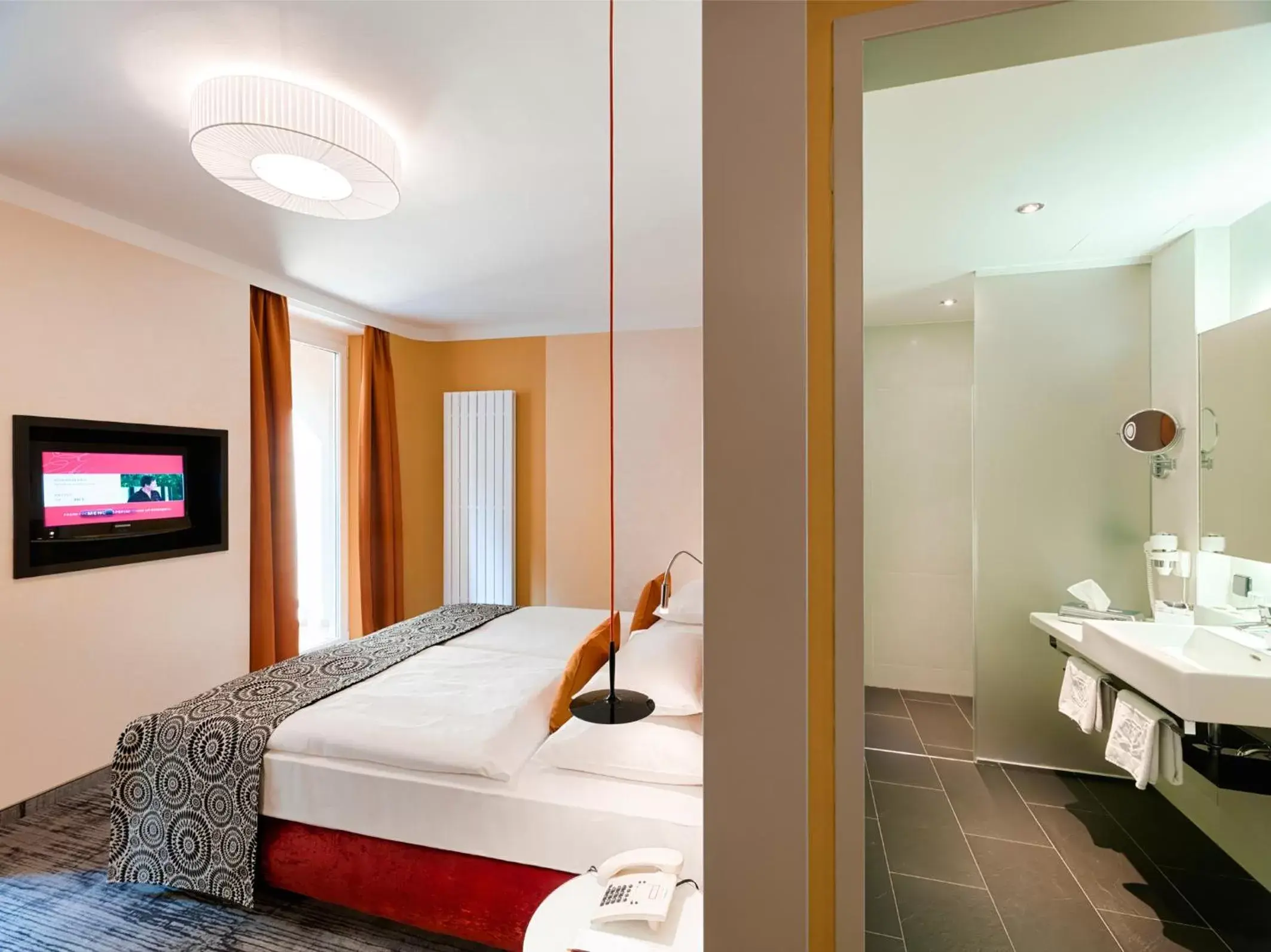 Bathroom, Bed in Hotel Capricorno