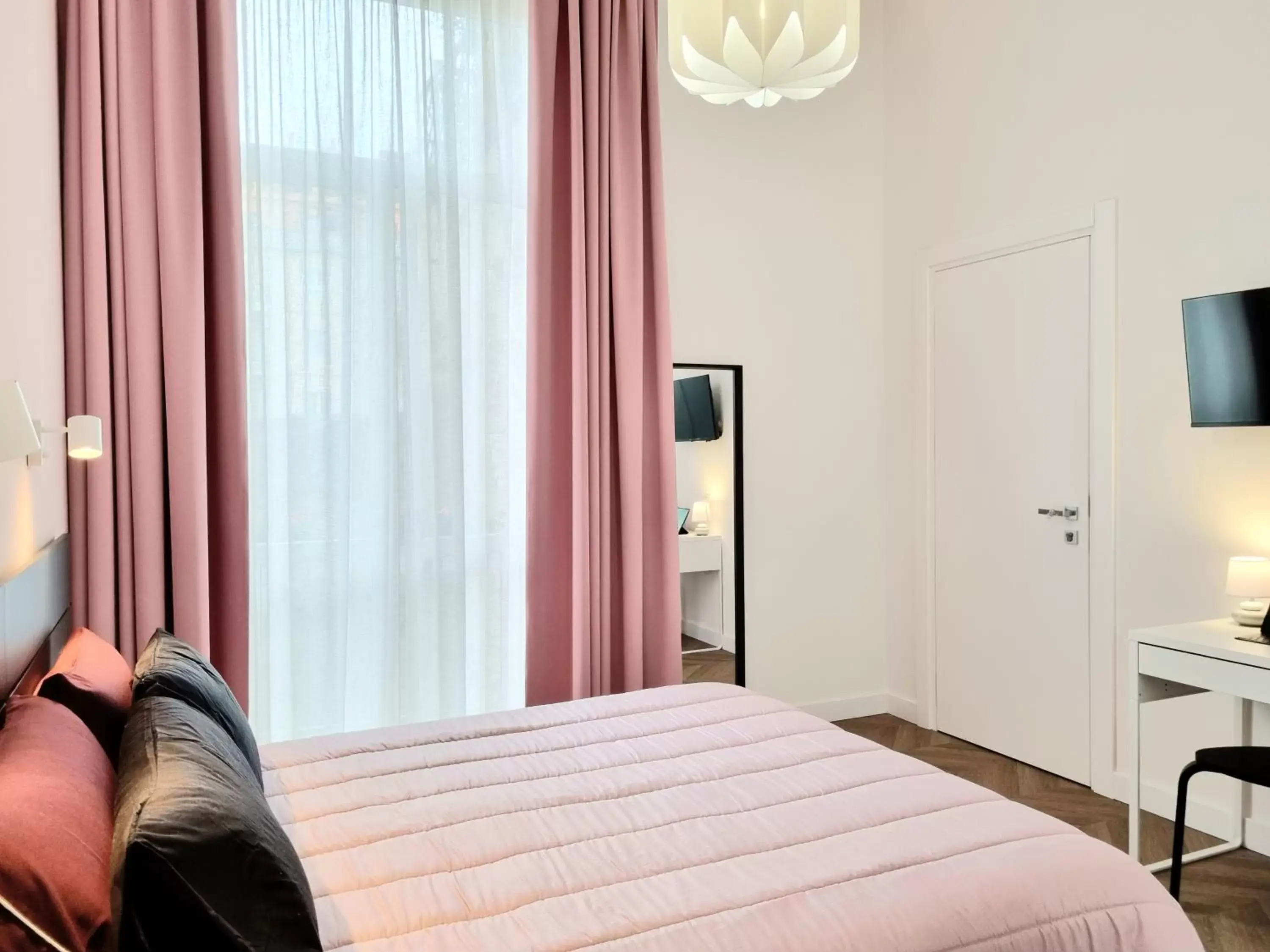 Bedroom, Bed in Glamour Suite Cagliari