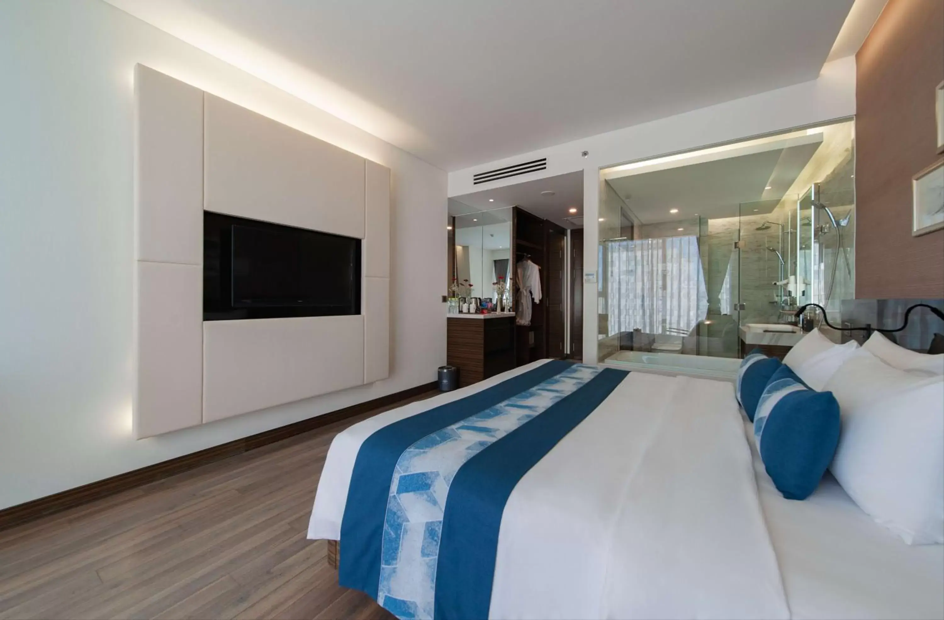 Bed, TV/Entertainment Center in Queen Ann Nha Trang Hotel