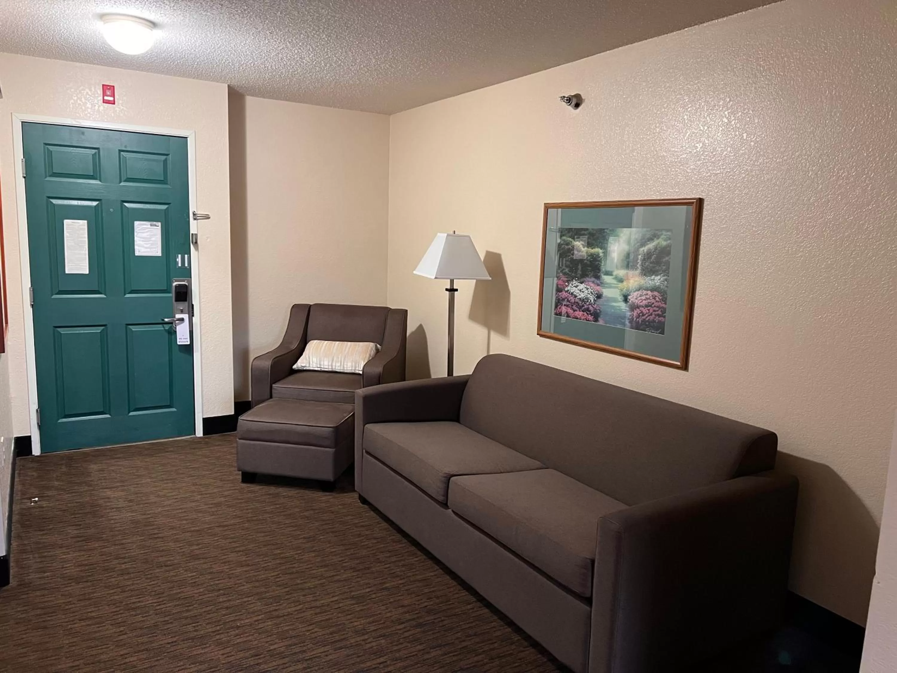 Living room in GrandStay Hotel and Suite Waseca