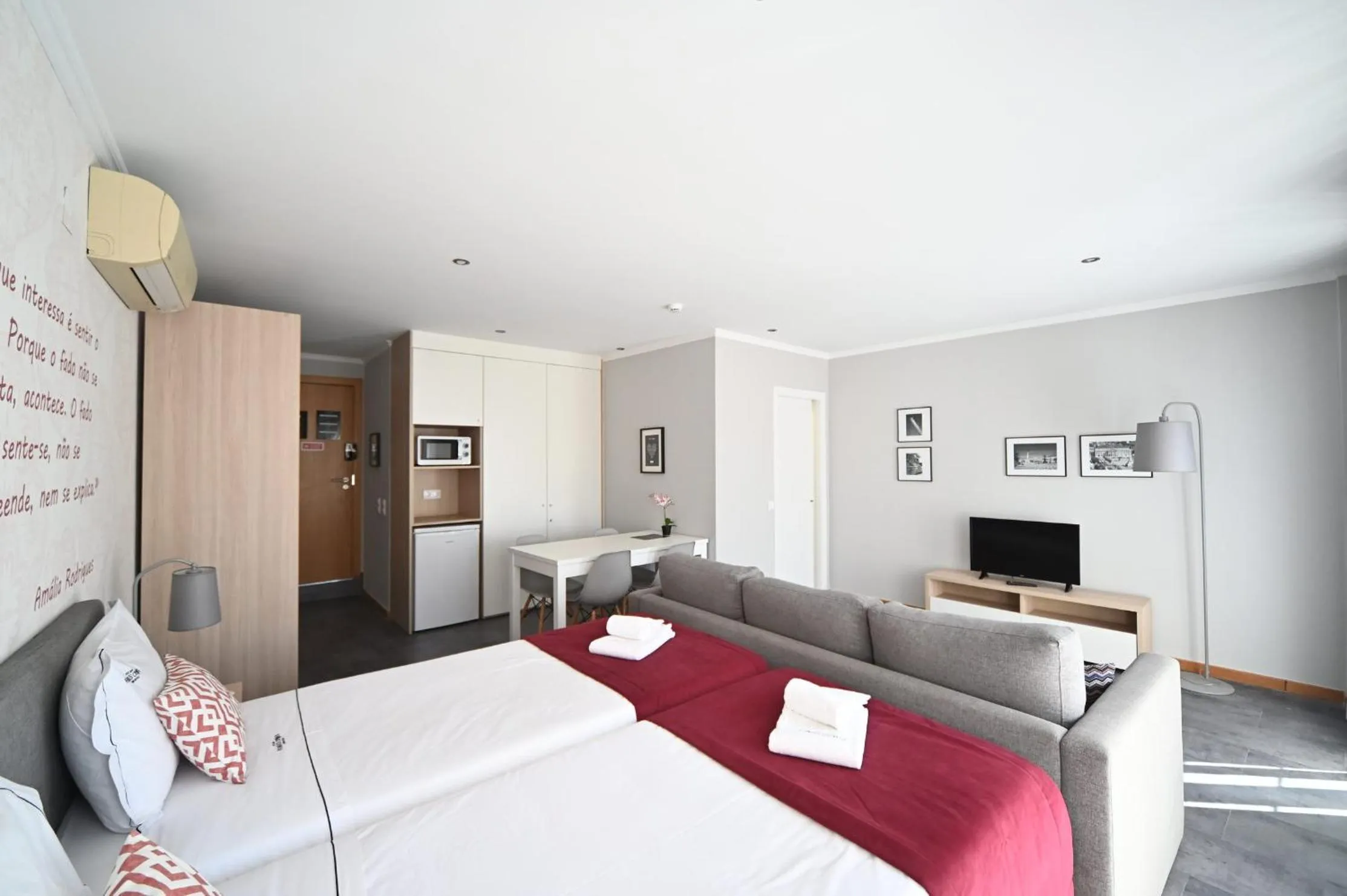 Bed in Famous Crows Lisbon Suites