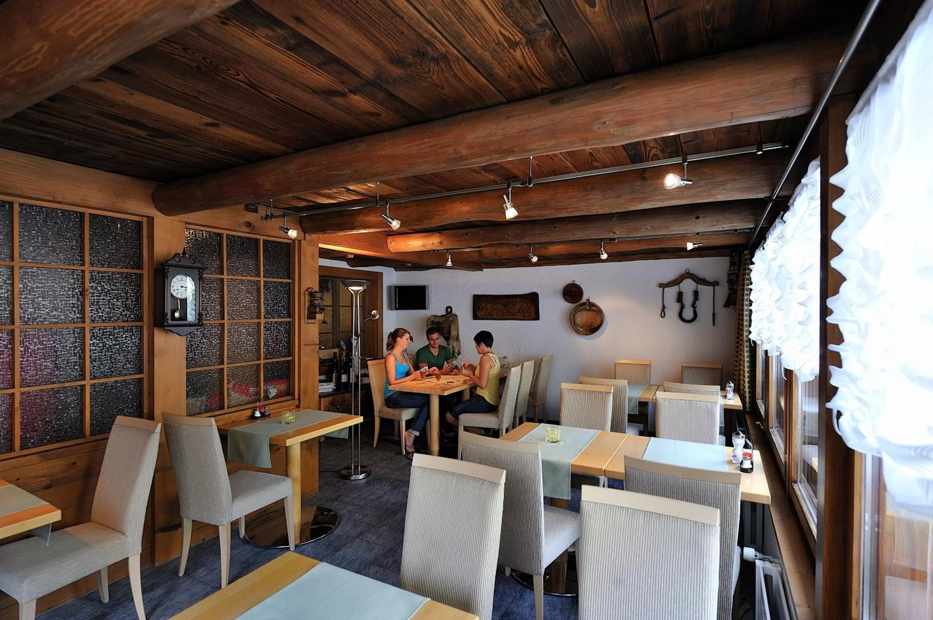 Restaurant/places to eat in Hotel Belmont