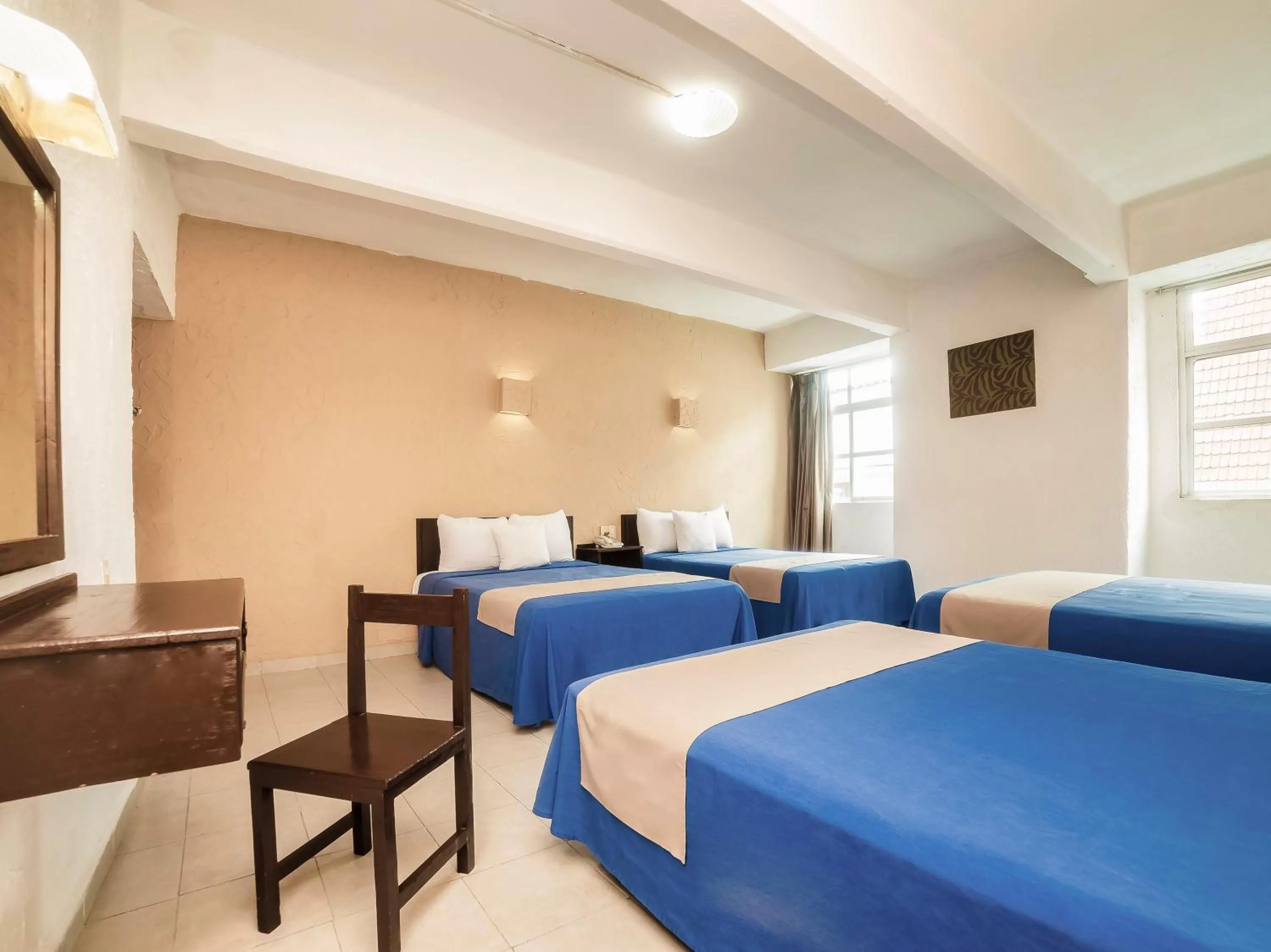 Photo of the whole room, Bed in Hotel Trianon
