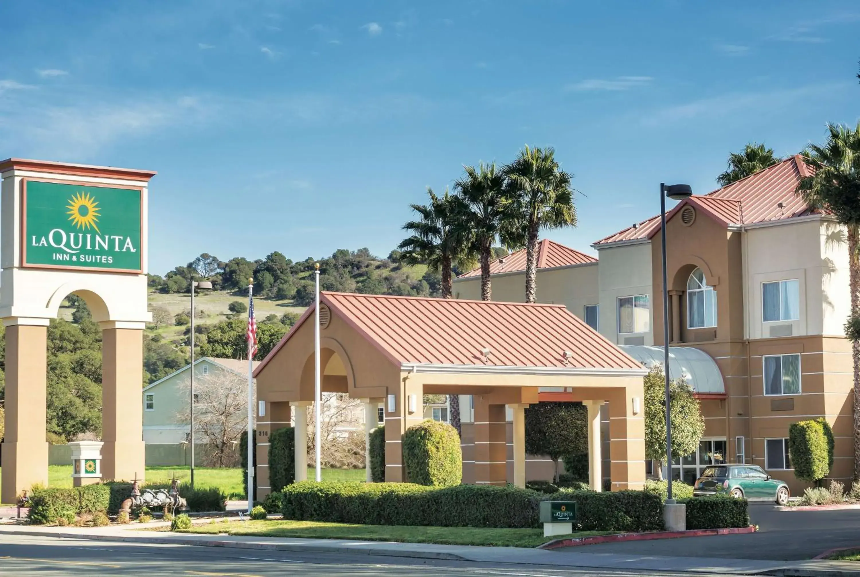 Property Building in La Quinta Inn & Suites by Wyndham Fairfield - Napa Valley