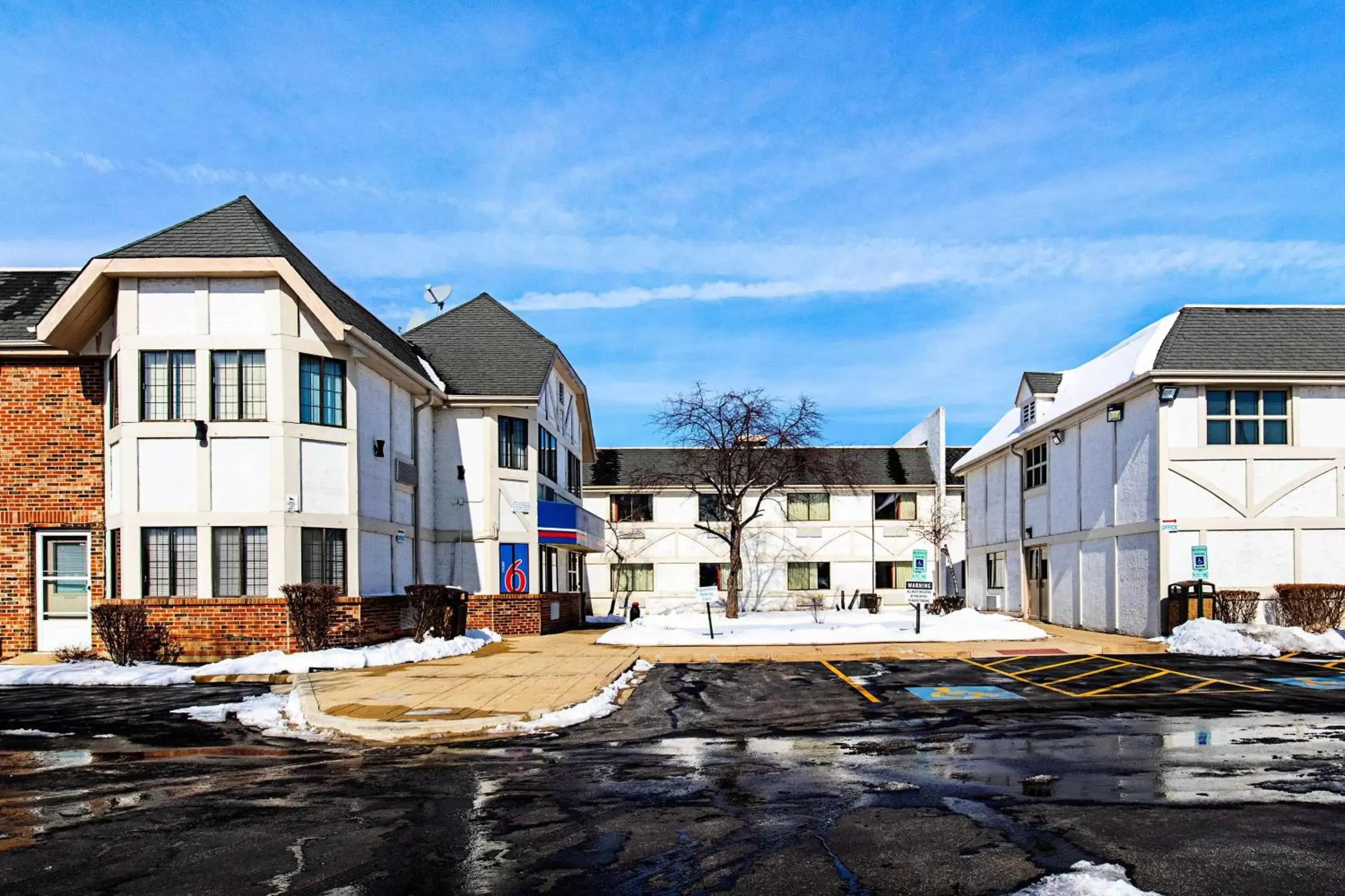 Property Building in Motel 6-Palatine, IL - Chicago Northwest