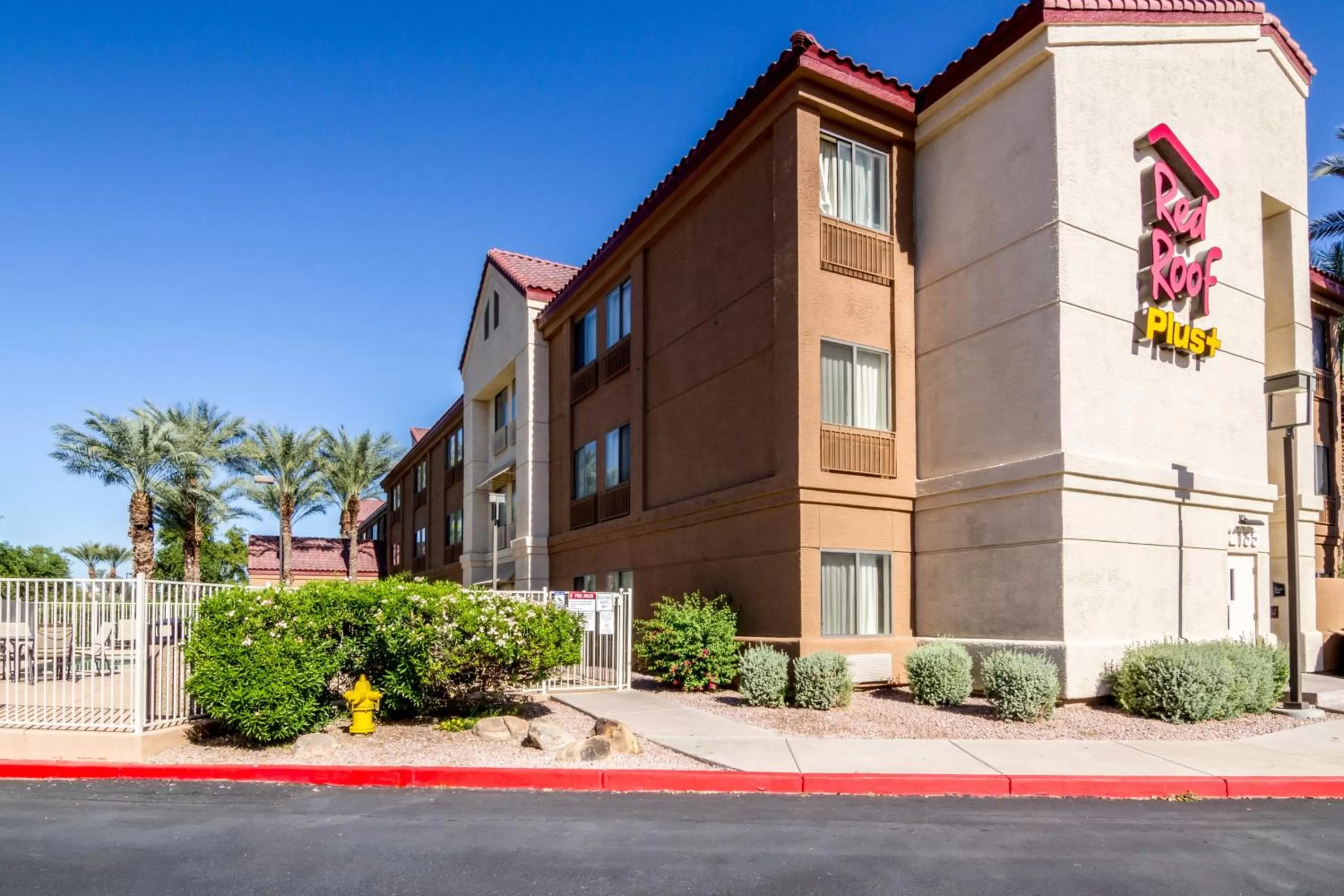 Property building in Red Roof Inn PLUS+ Tempe - Phoenix Airport