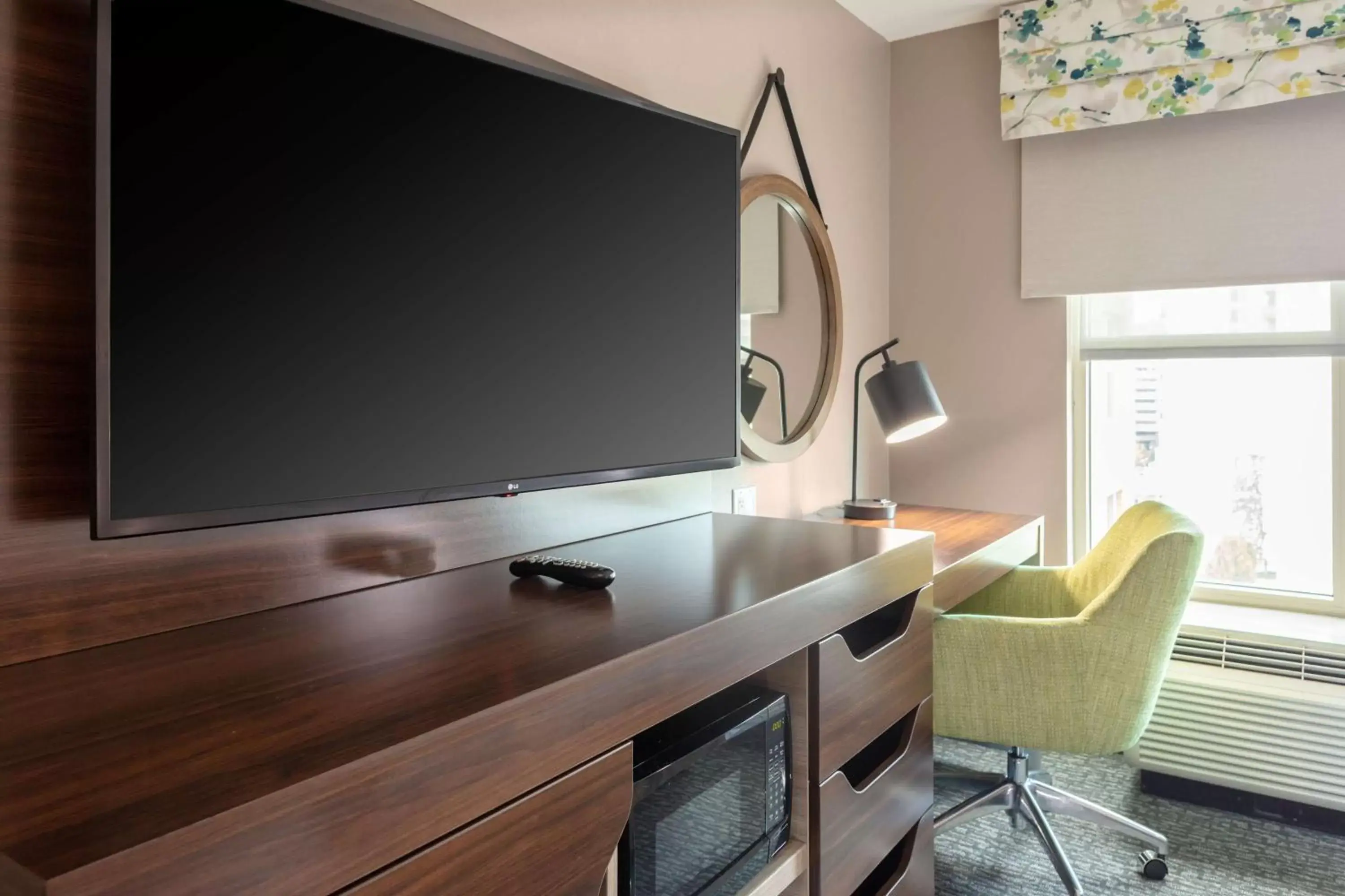 Bedroom, TV/Entertainment Center in Hampton Inn & Suites Arlington Crystal City DCA