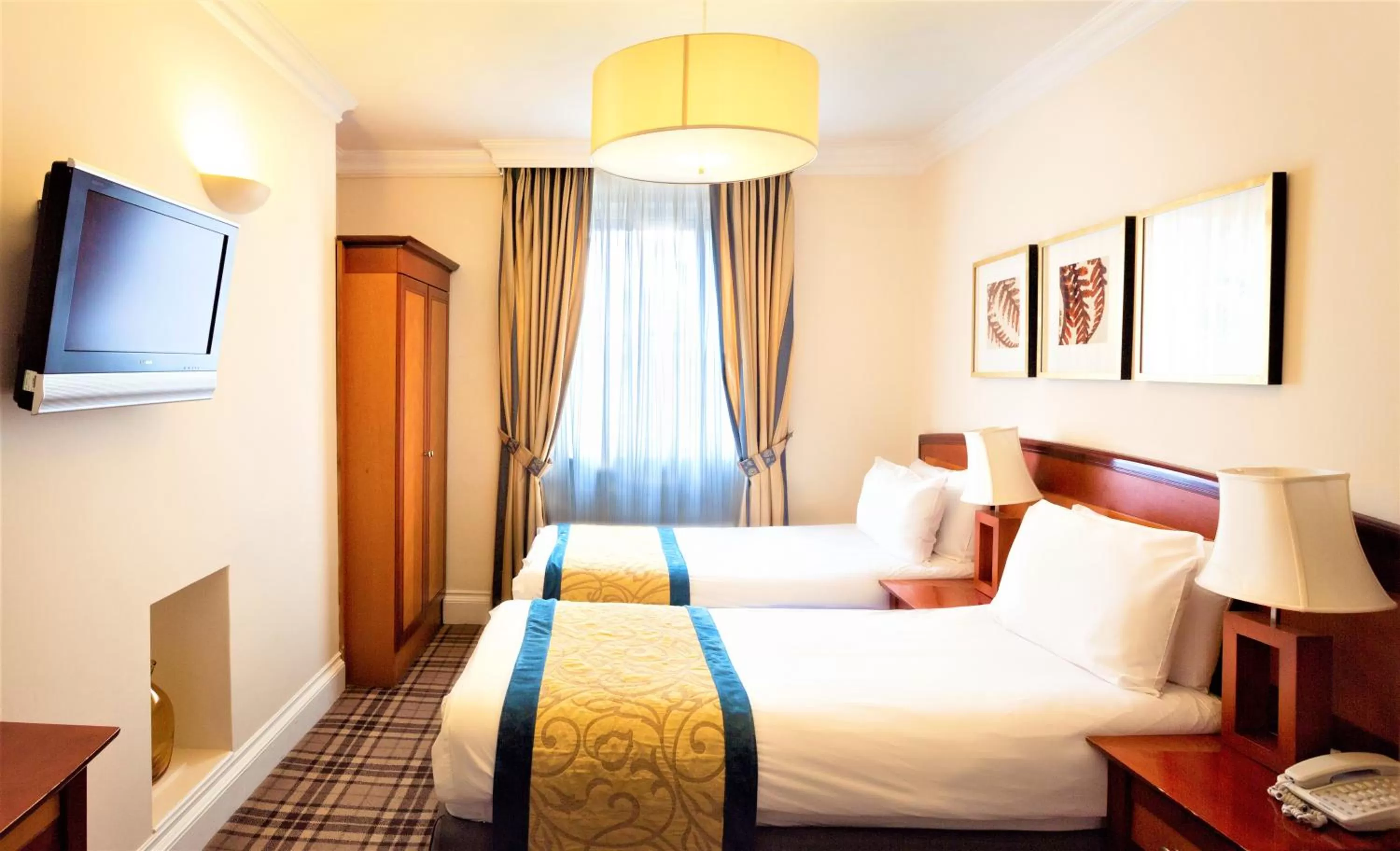 Bed in The Sumner Hotel