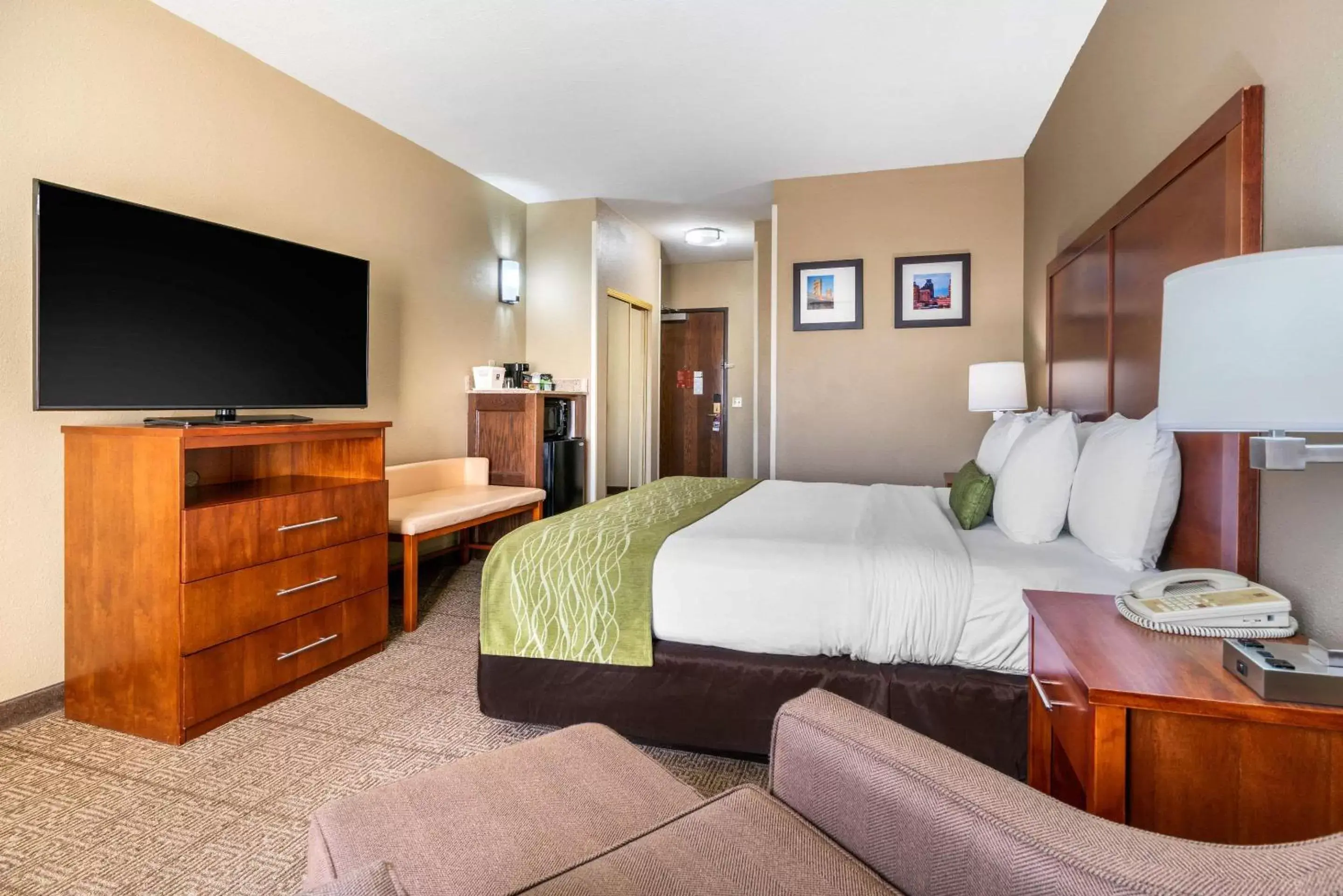 Photo of the whole room, Bed in Comfort Inn & Suites Sacramento – University Area