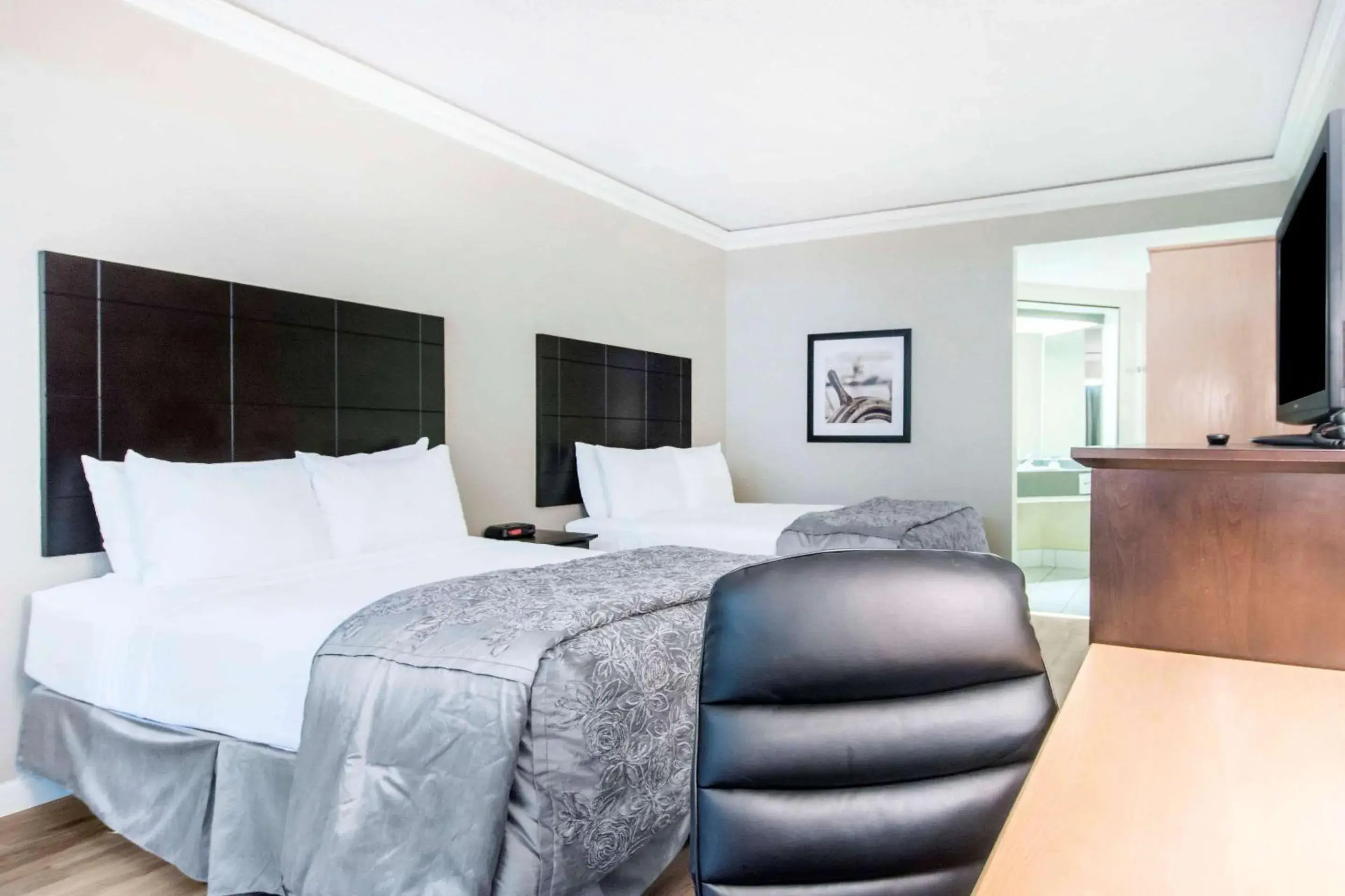 Photo of the whole room, Bed in Travelodge by Wyndham Trois-Rivieres
