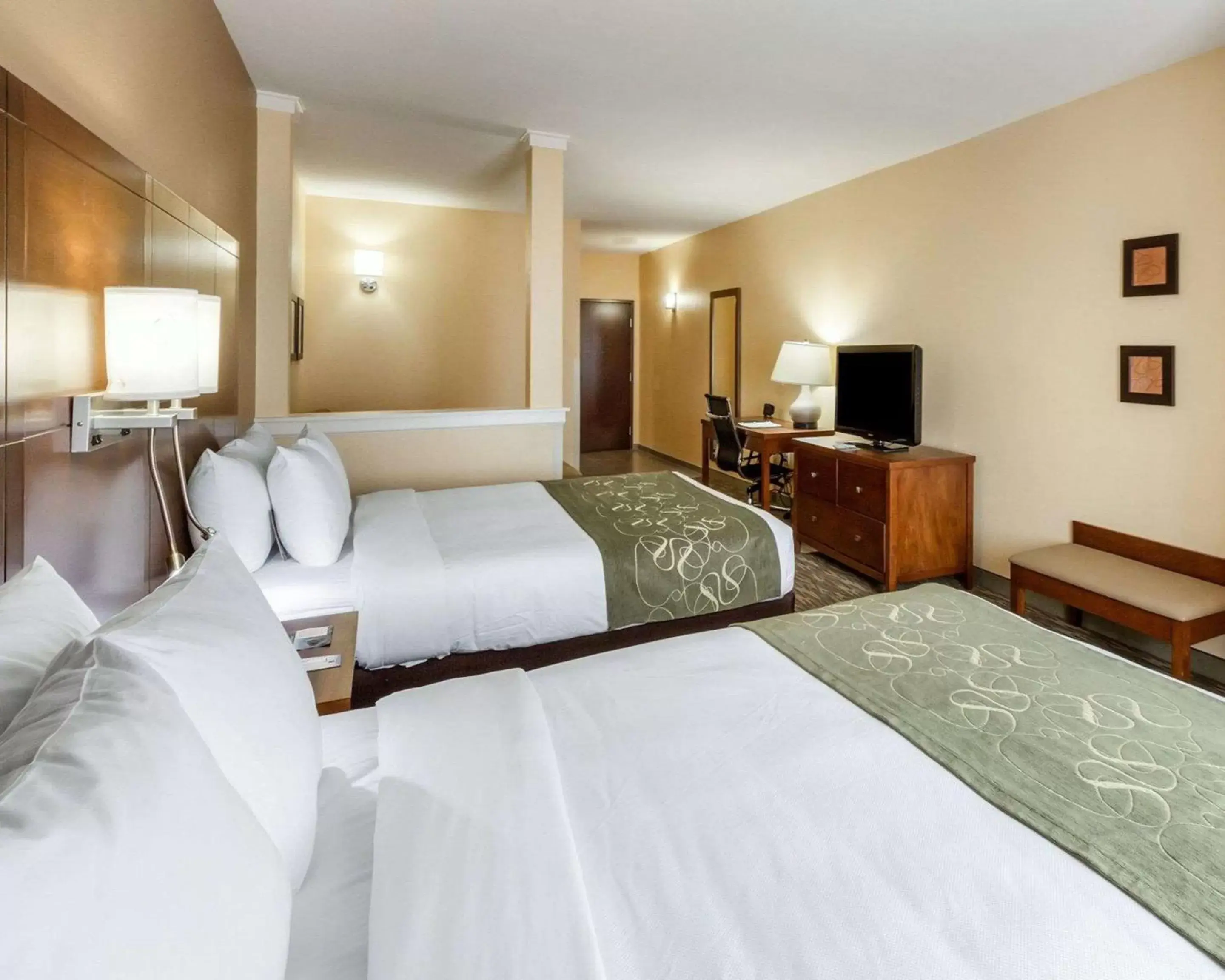 Photo of the whole room, Bed in Comfort Suites Cotulla near I-35