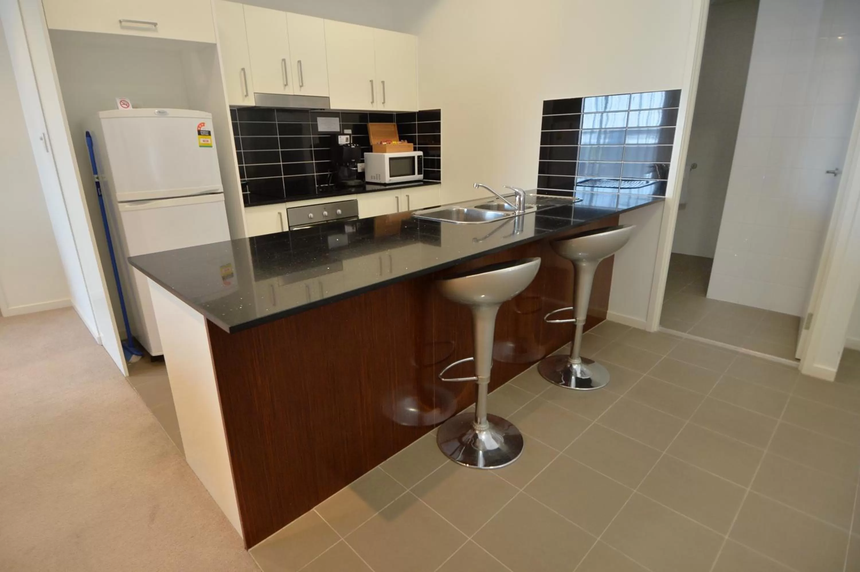Kitchen or kitchenette in Gladstone City Central Apartment Hotel Official