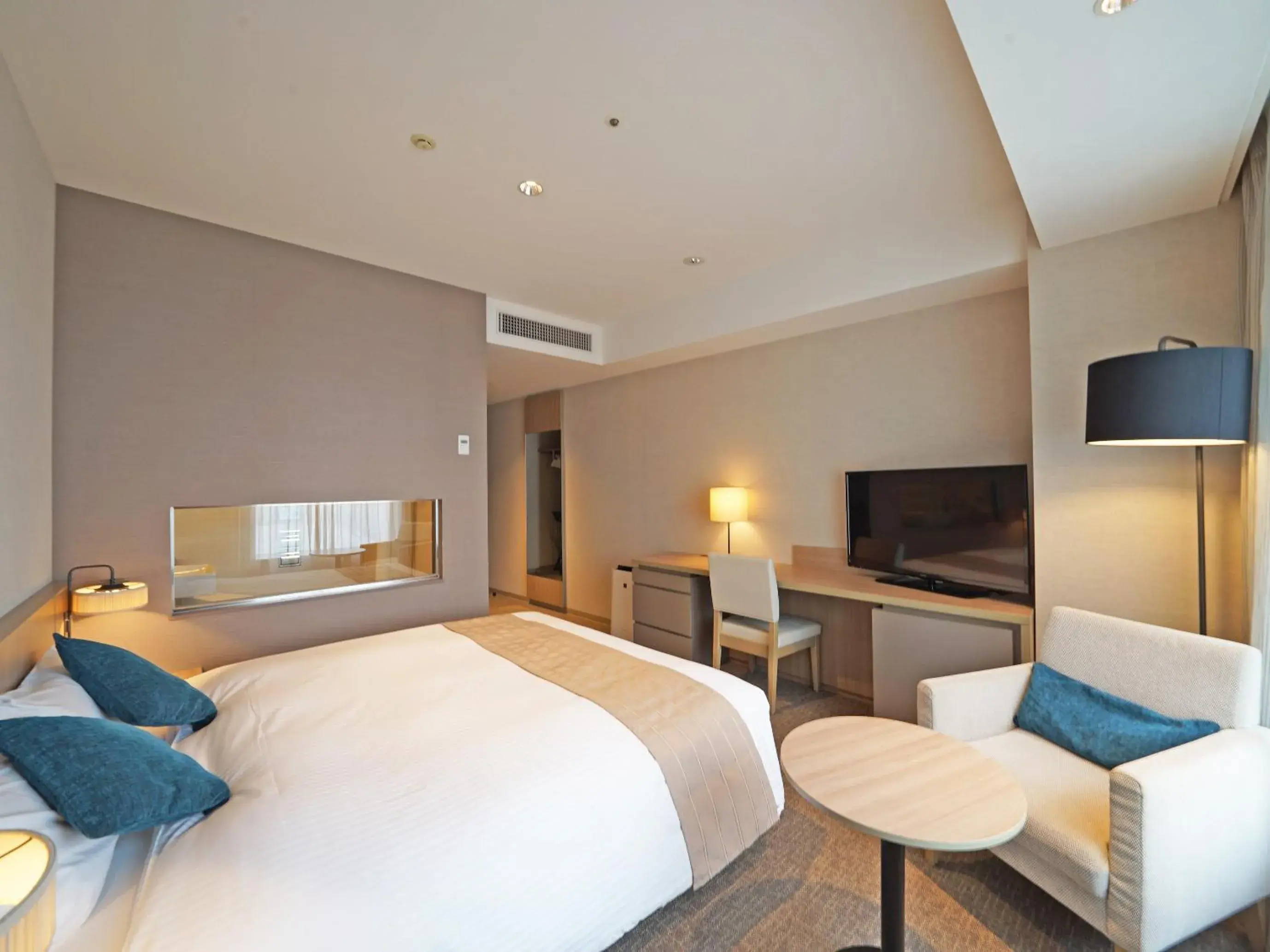 Photo of the whole room, Bed in the square hotel Yokohama Minatomirai