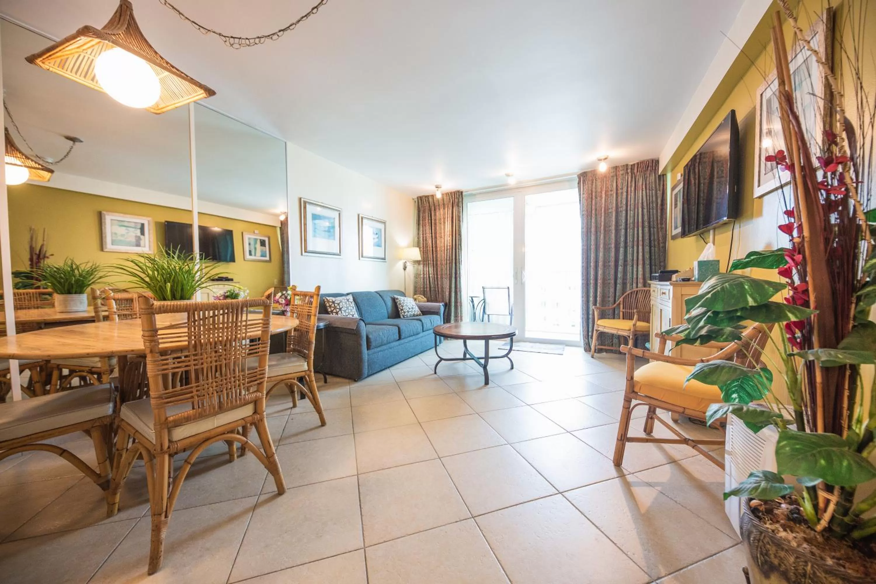 Photo of the whole room in ESJ Towers by Chana