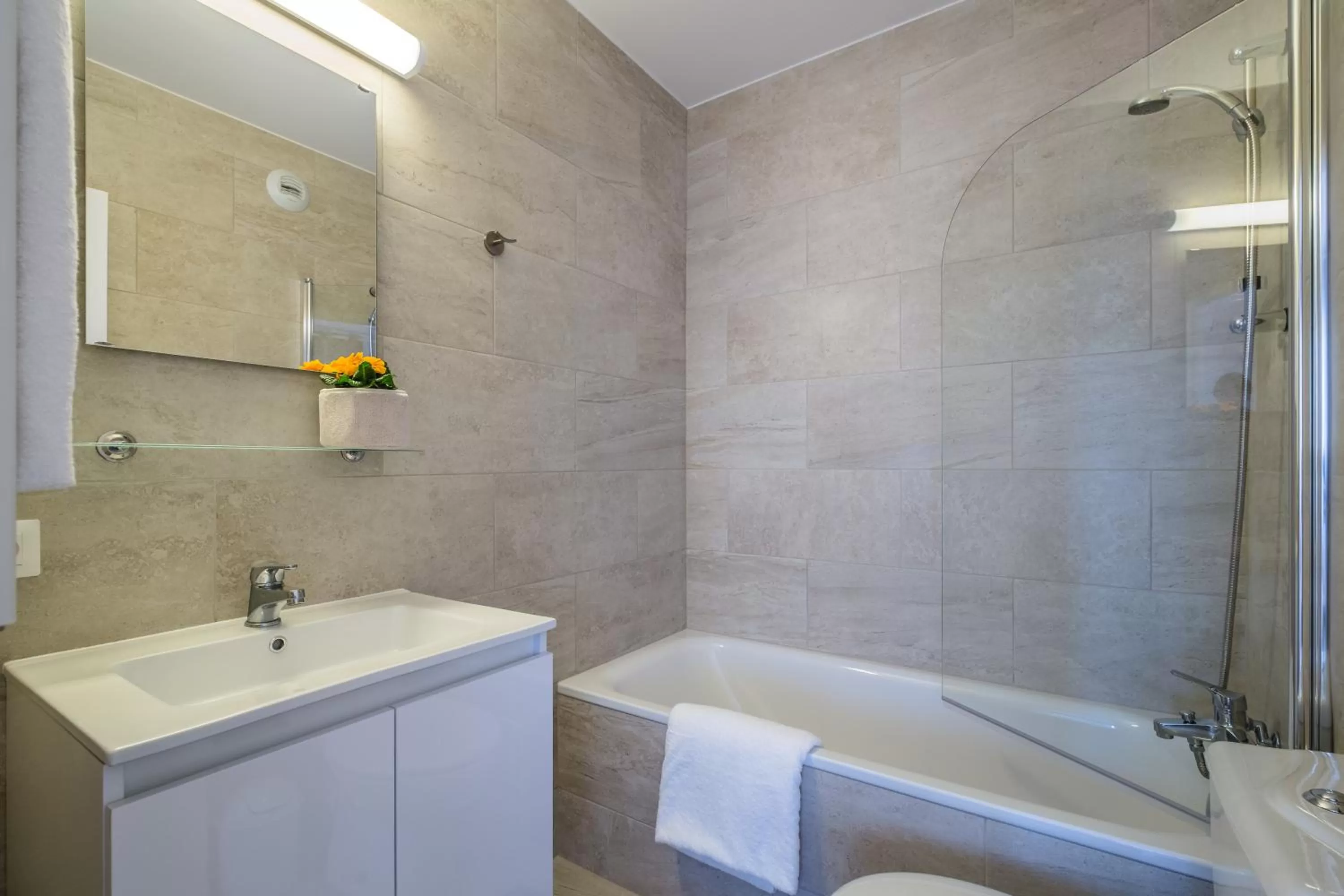 Bathroom in Cannes Marina Appart Hotel Mandelieu