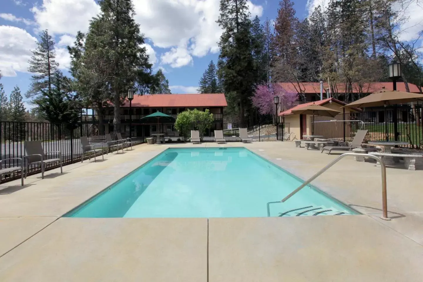 Facade/entrance, Swimming Pool in Yosemite Westgate Lodge
