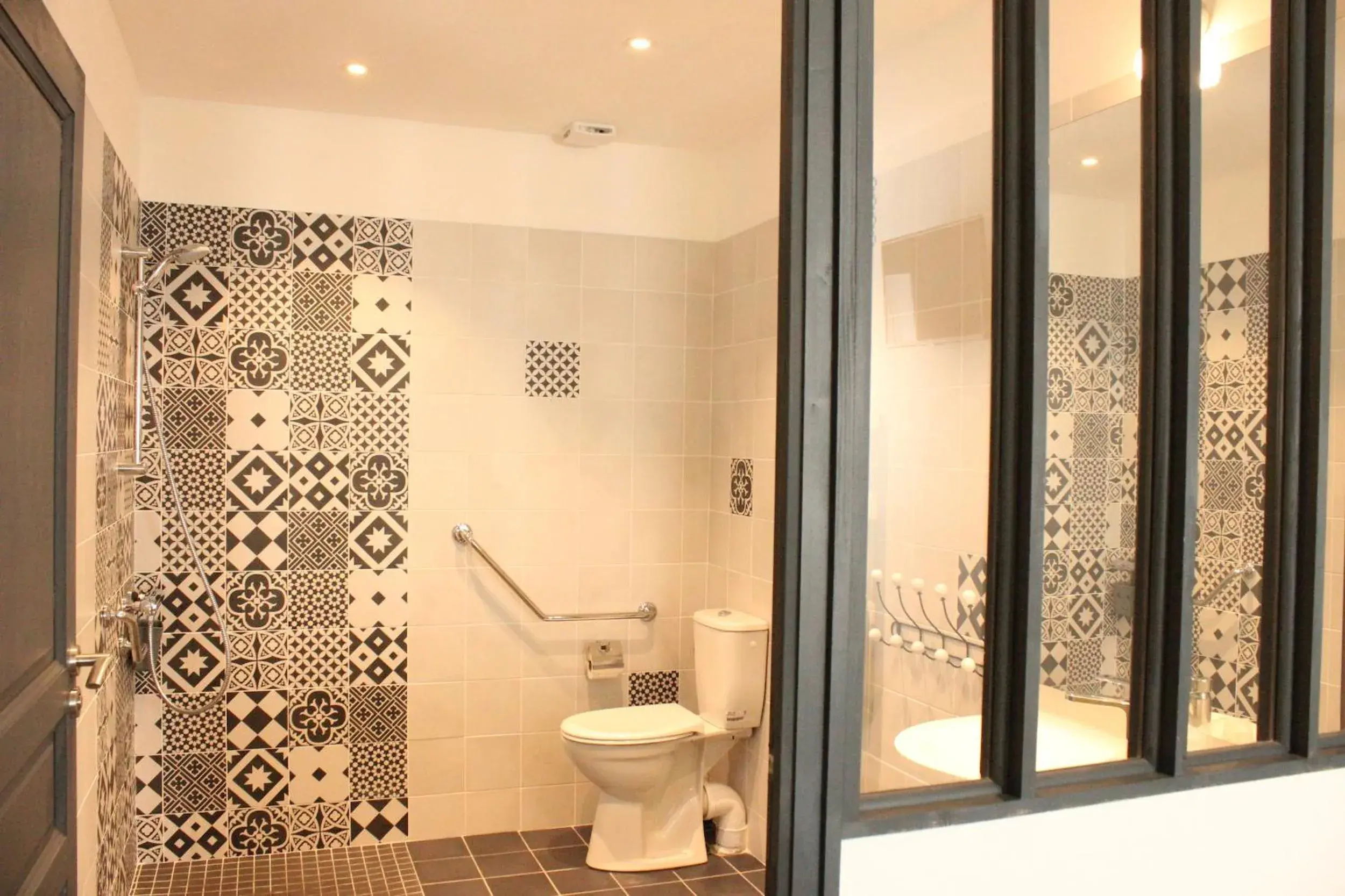 Bathroom in Hotel Saint-Michel