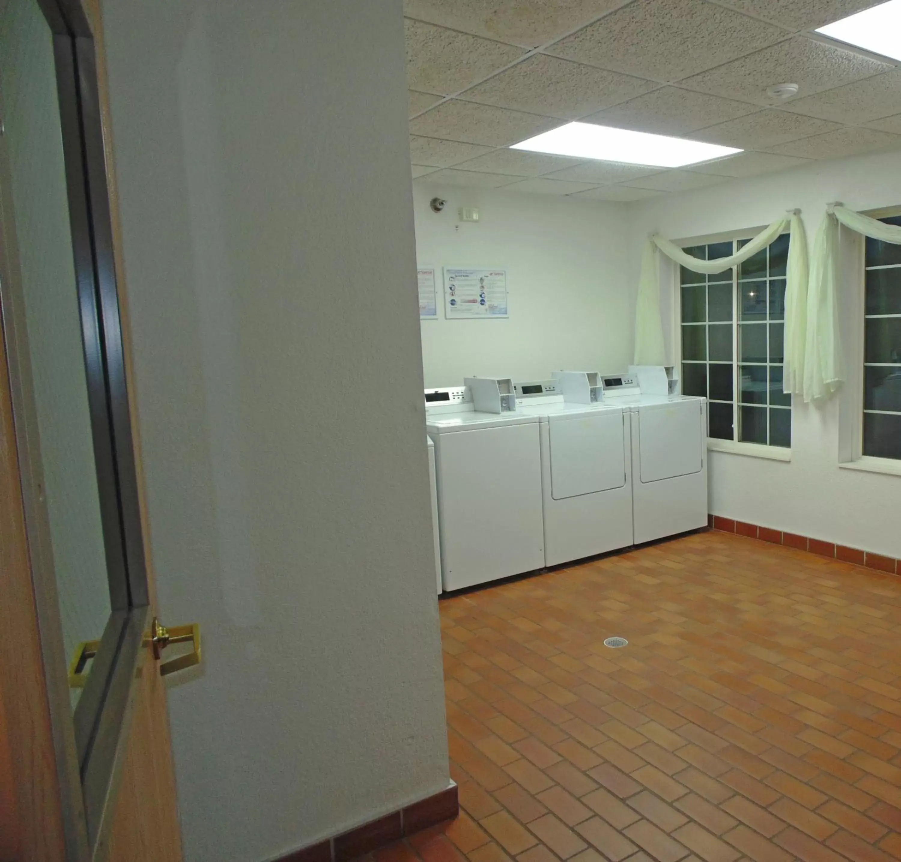 Area and facilities, Kitchen/Kitchenette in American Inn and Suites Houghton Lake