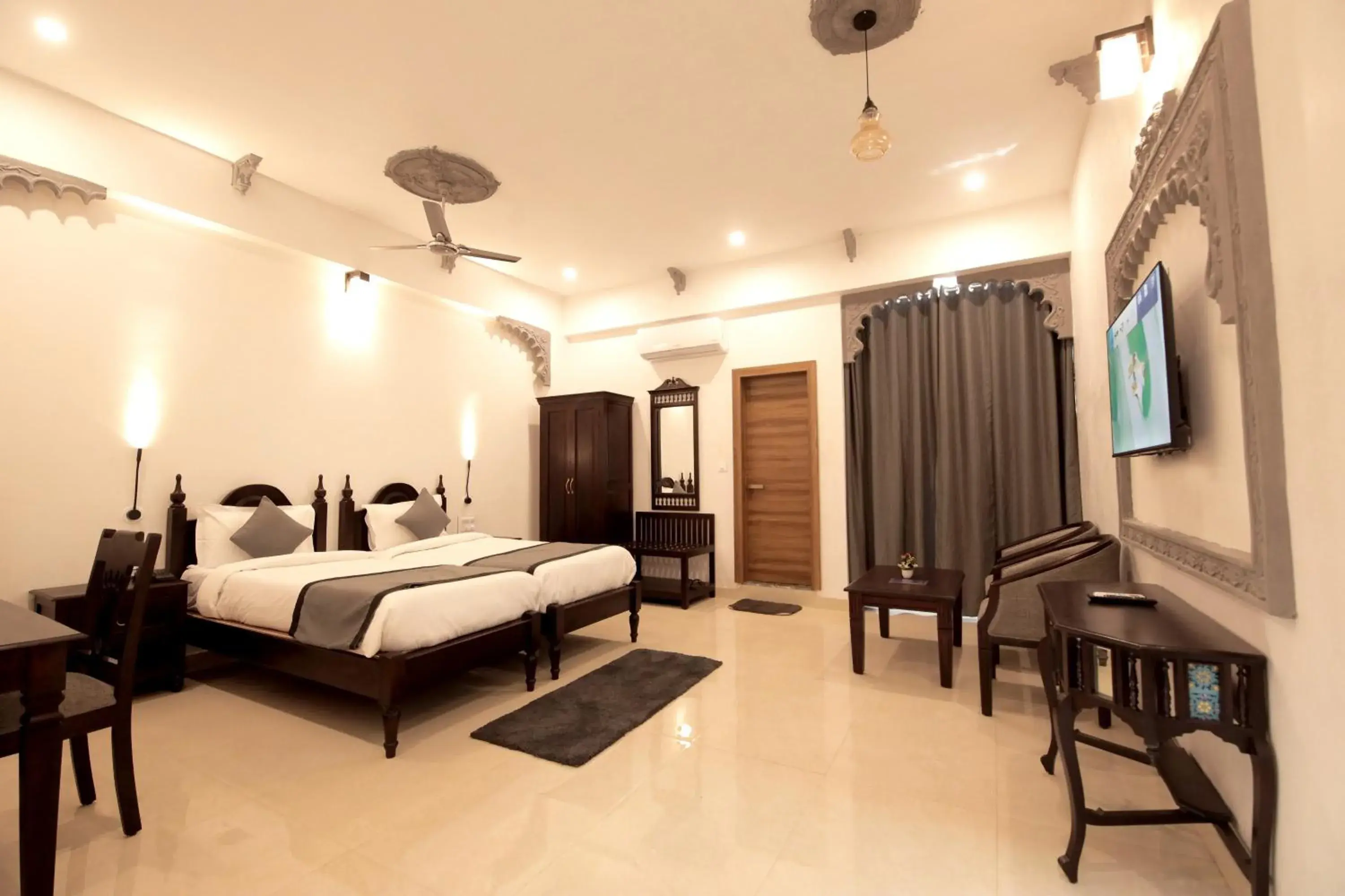 Photo of the whole room, Bed in The Kanchangarh Resort