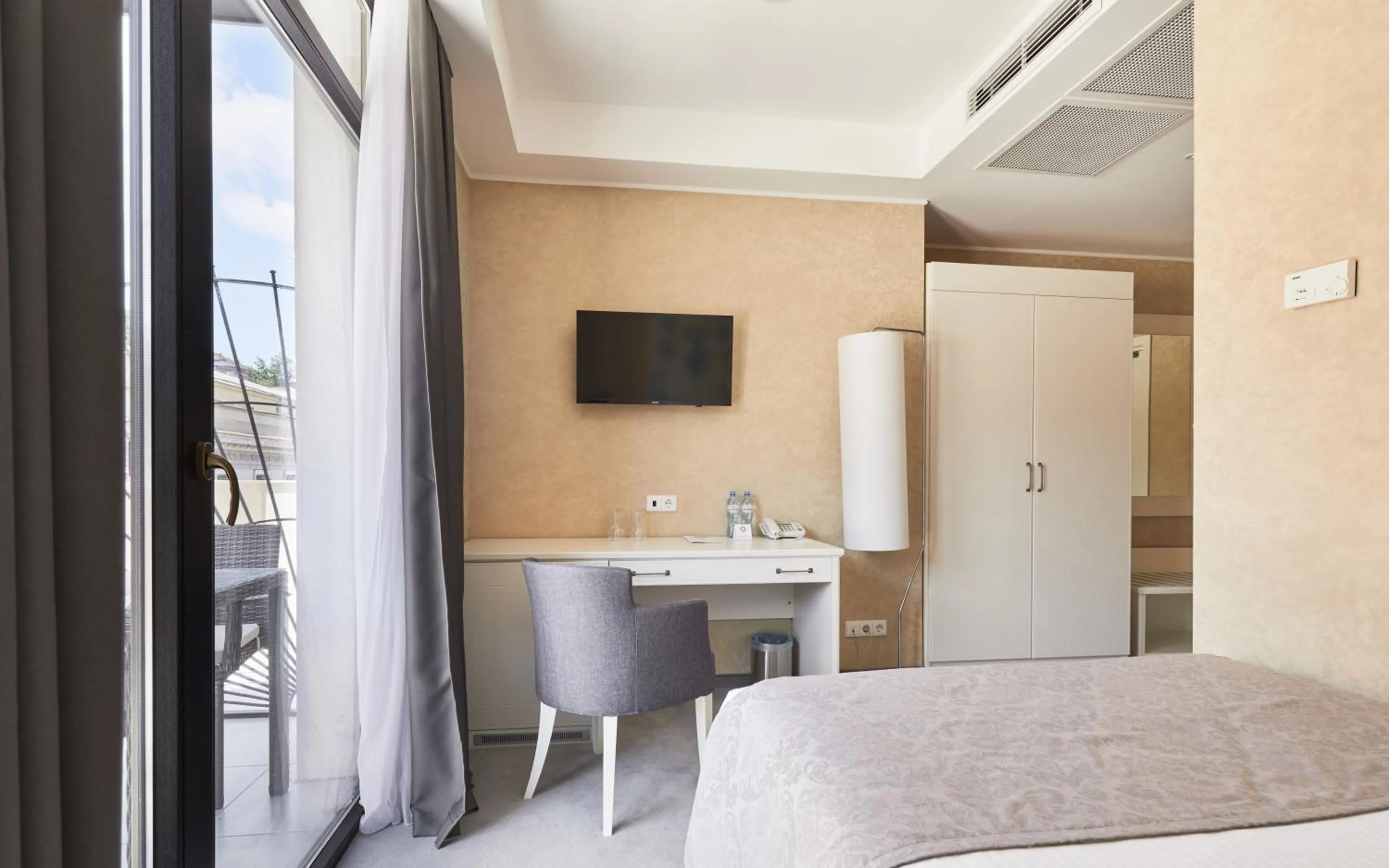 Bedroom, Bed in Gallery Palace Hotel