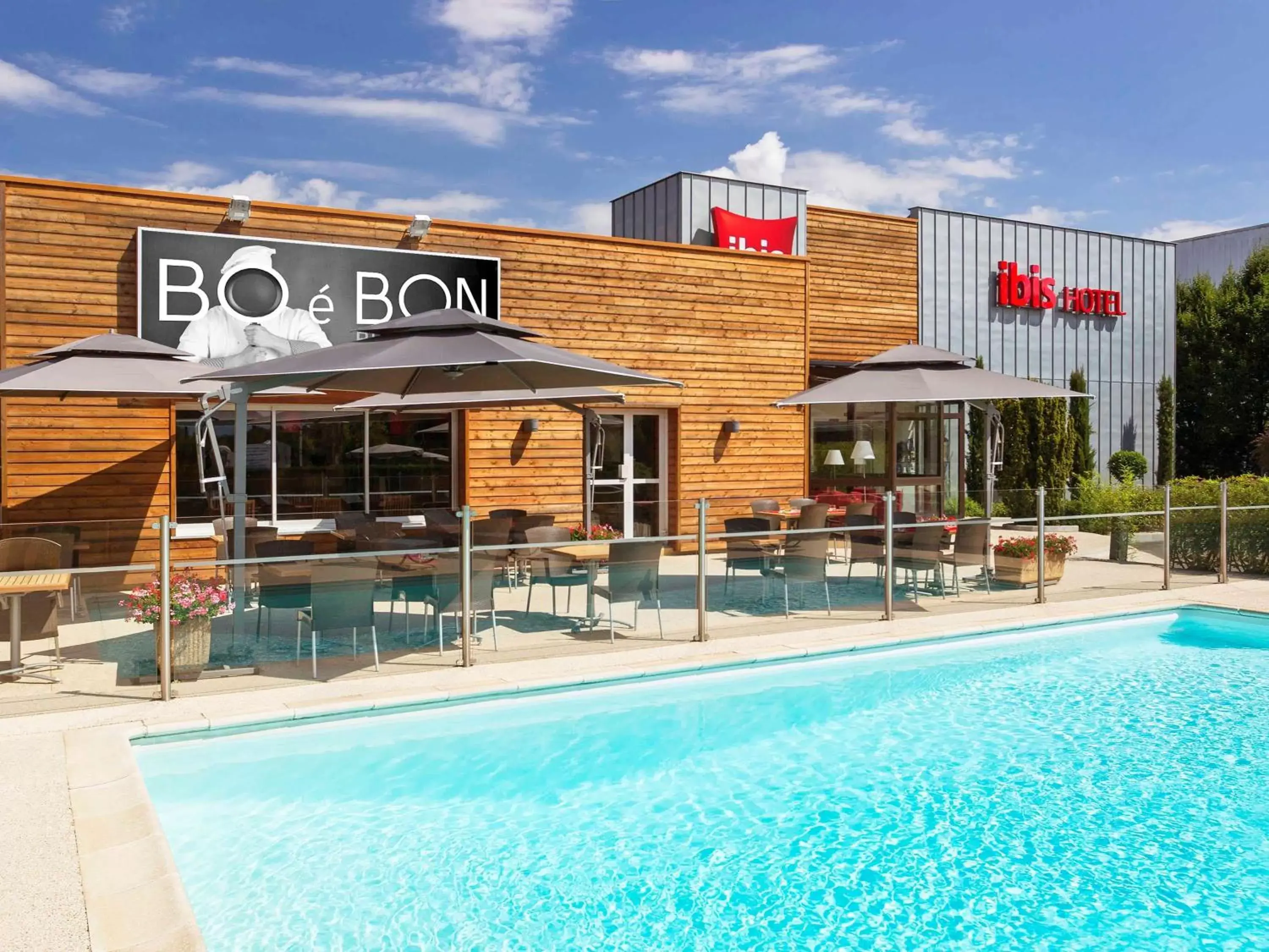 Property building, Swimming Pool in Ibis Roanne Le Coteau Hotel Restaurant