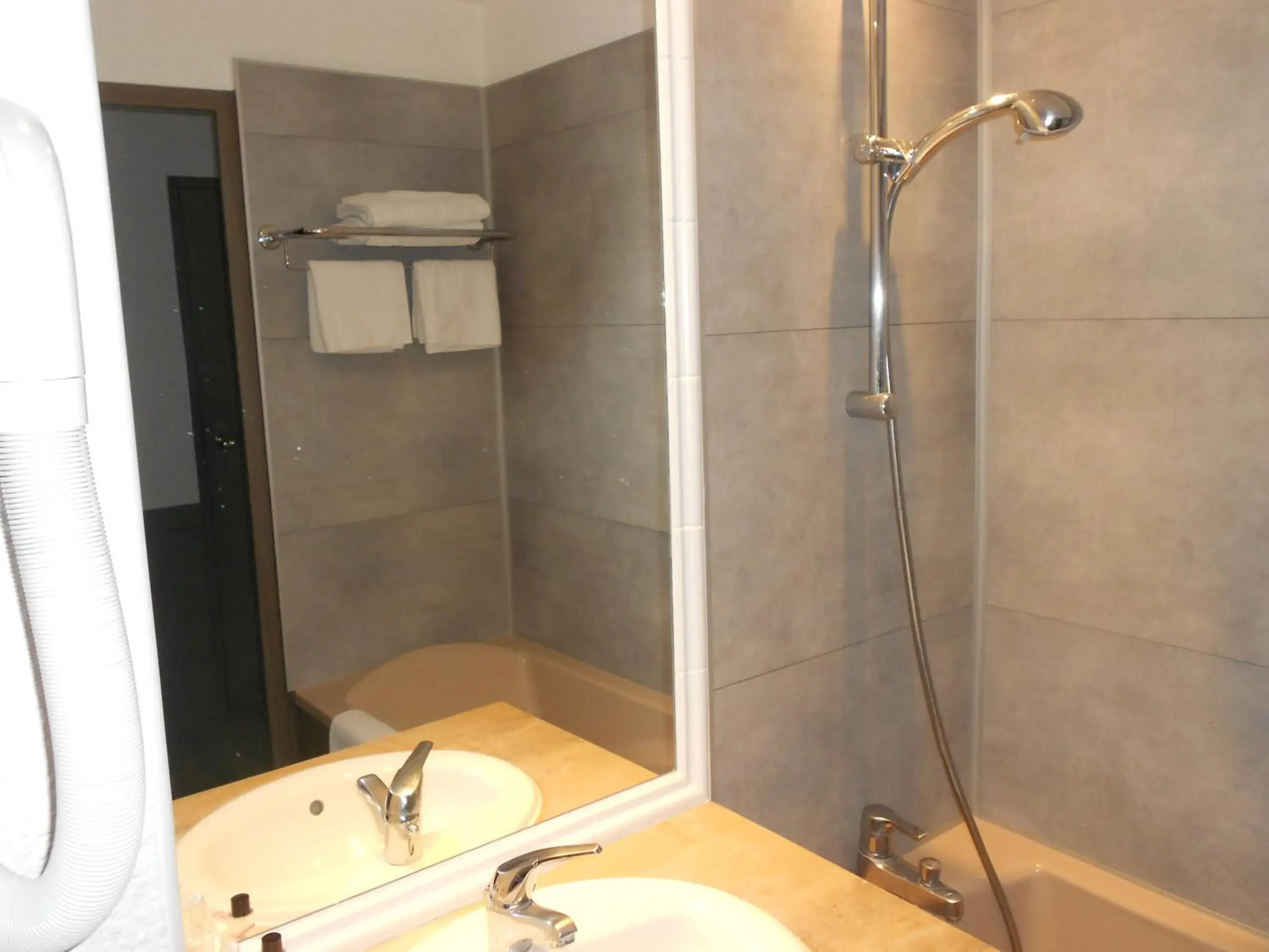Bathroom in LE M HOTEL & SPA HONFLEUR