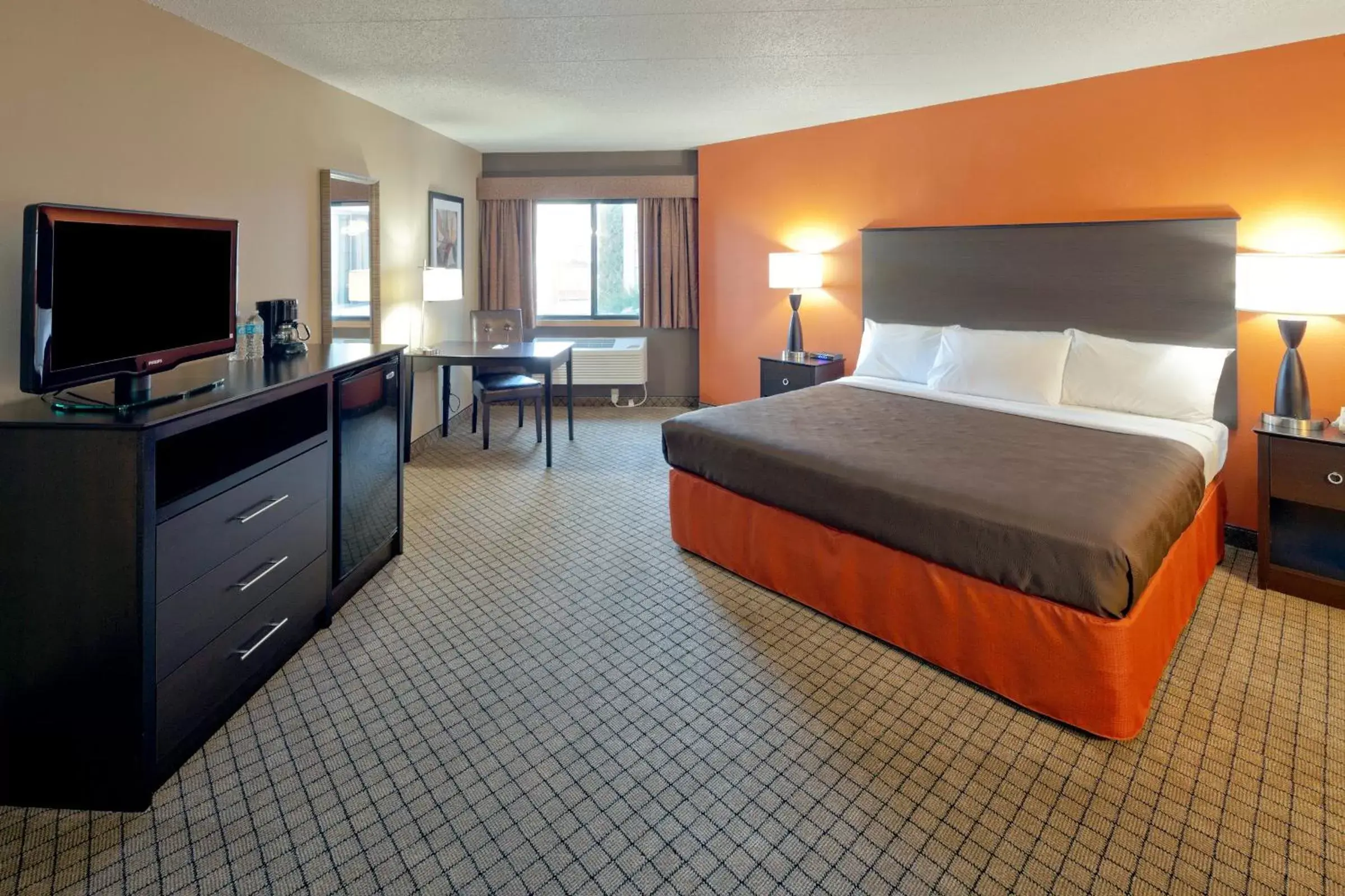 Photo of the whole room, Bed in AmericInn by Wyndham Hartford WI