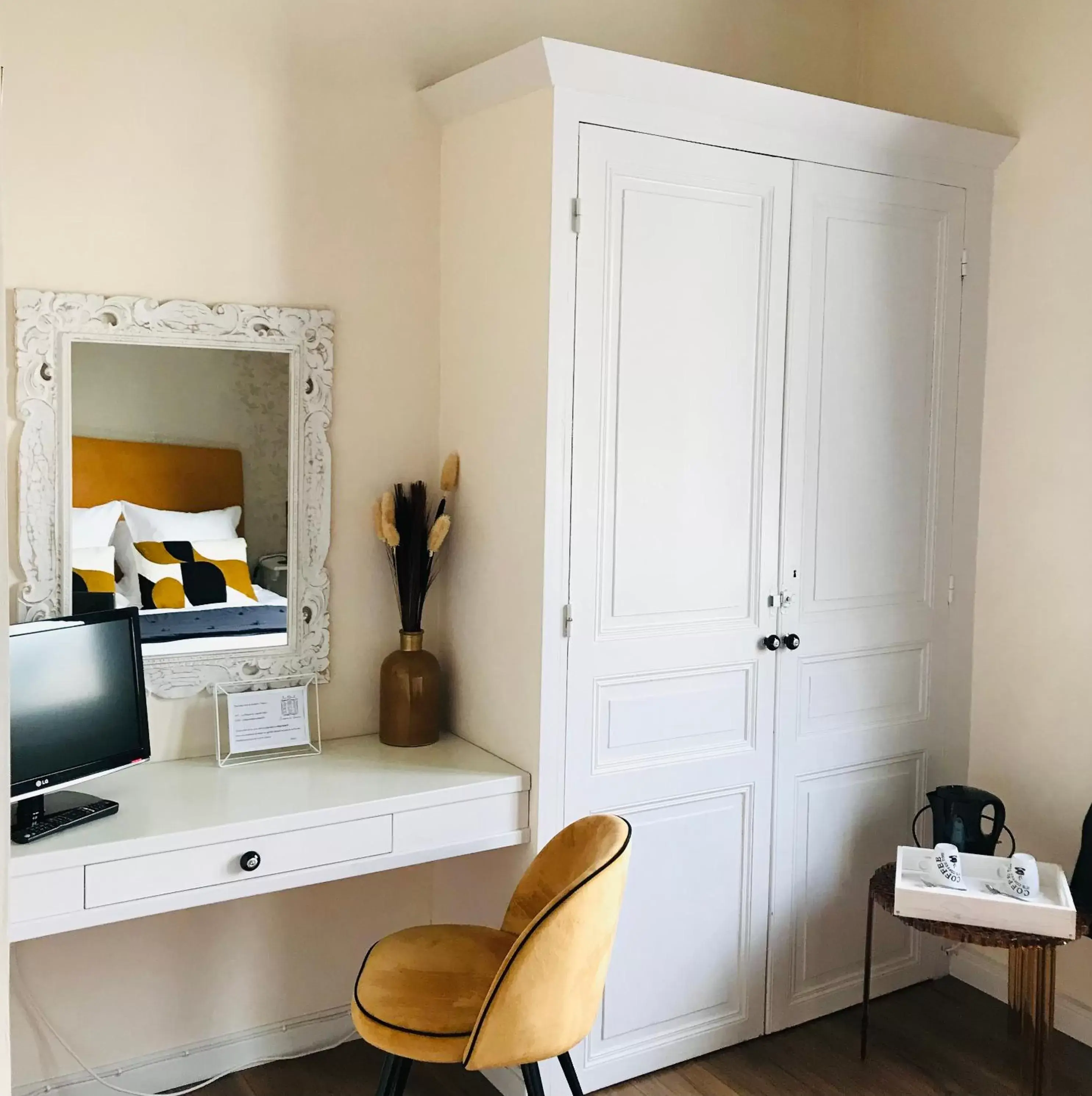 Bedroom, TV/Entertainment Center in La Maison de Louisette