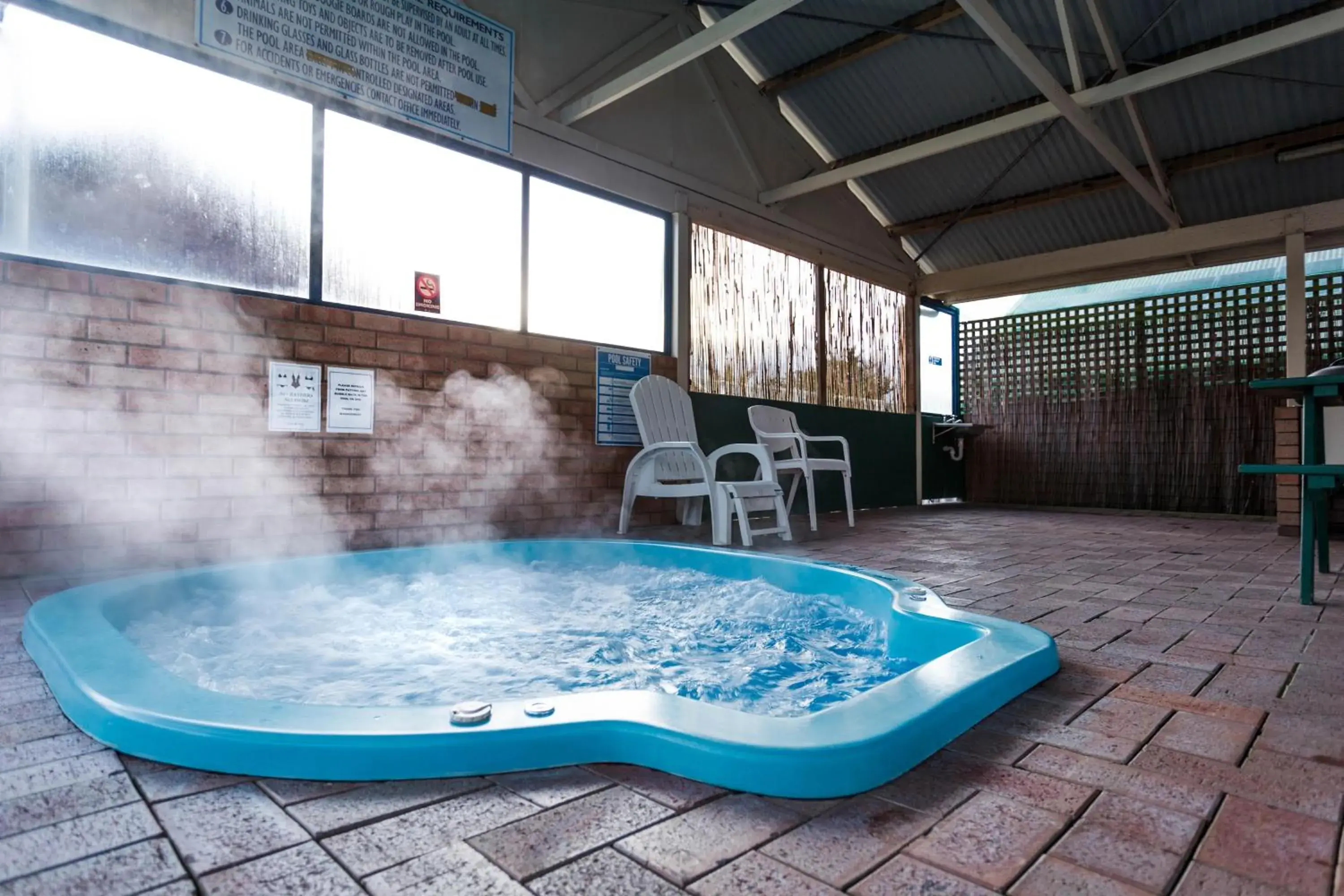 Hot Tub, Swimming Pool in Sleepwell Motel