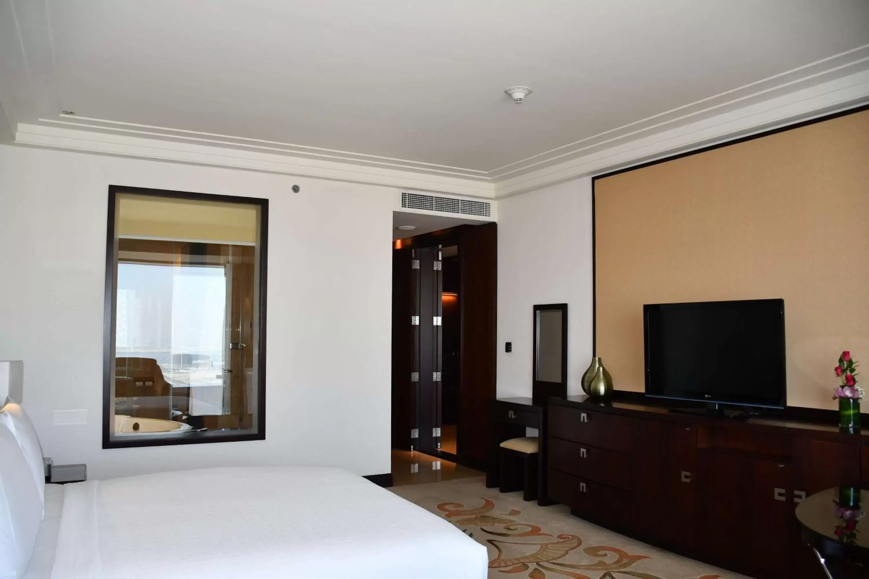 Bedroom, TV/Entertainment Center in Conrad Dubai