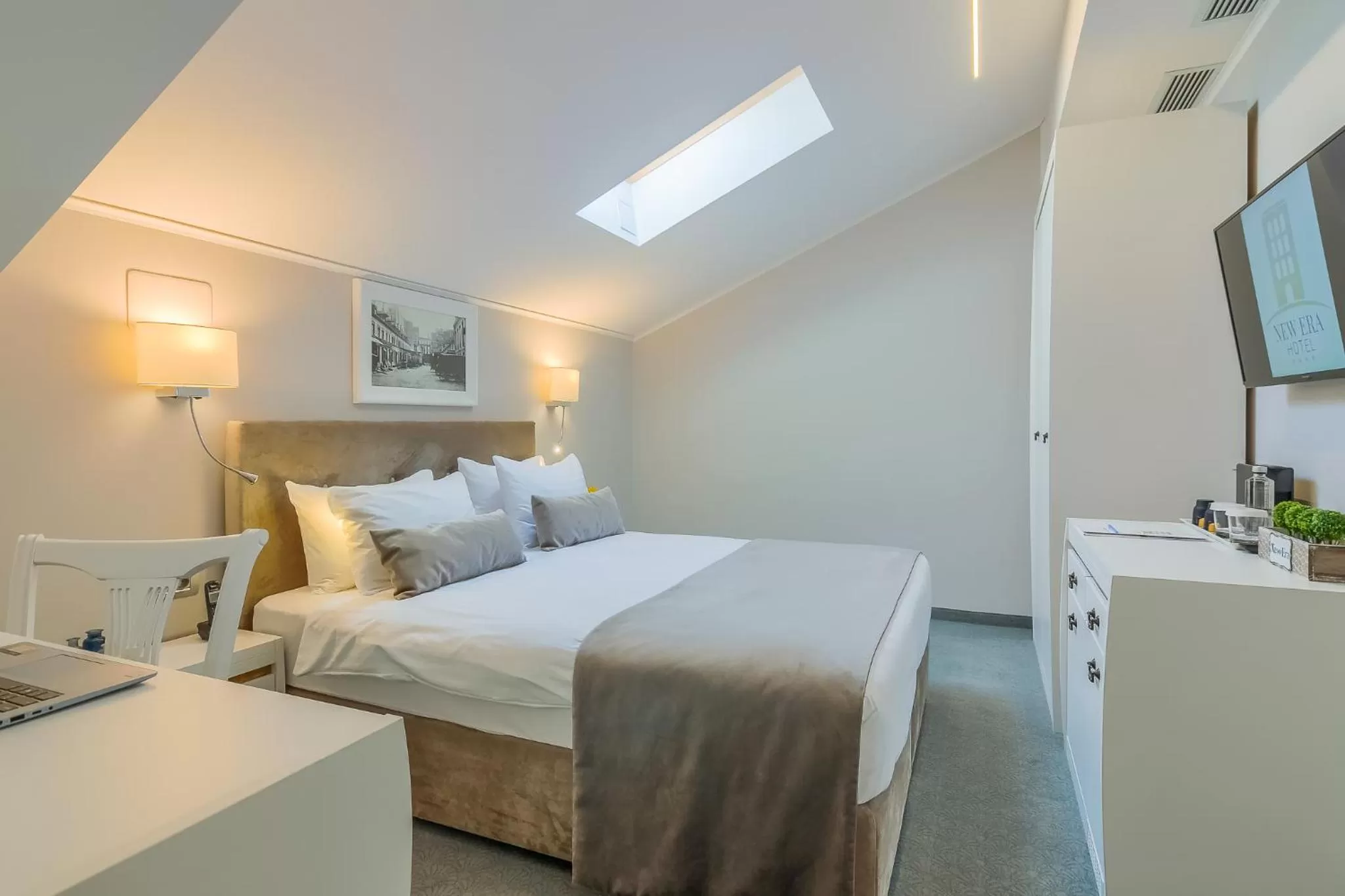 Bed in New Era Hotel Old Town Party Zone Bucharest- parking with fee nearby - NOT at the hotel !