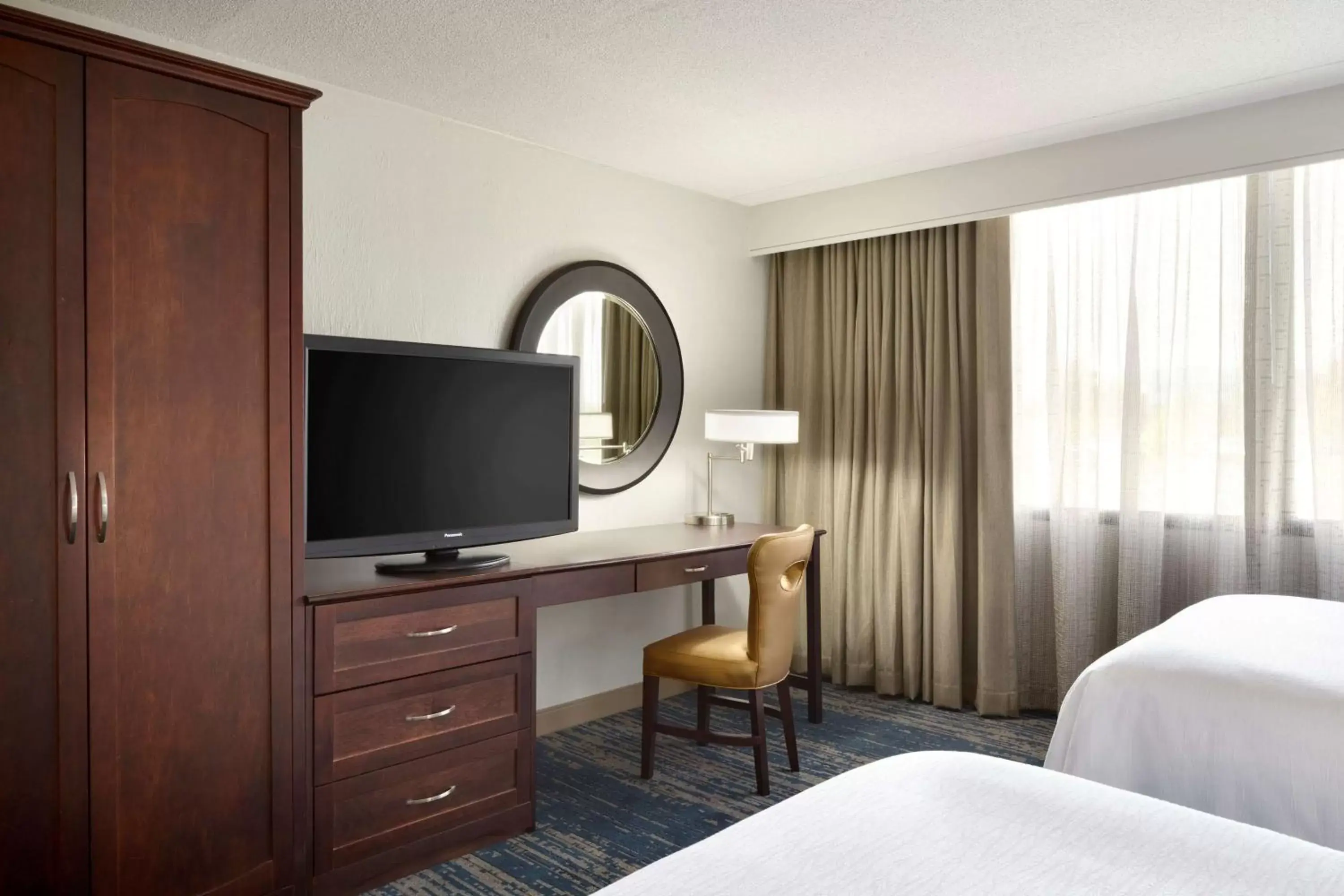 Bed, TV/Entertainment Center in Embassy Suites by Hilton Columbus