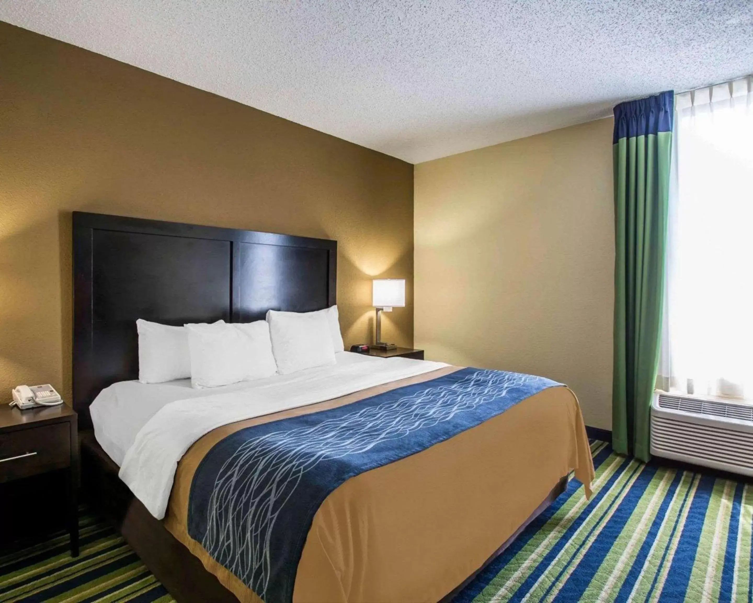 Photo of the whole room, Bed in Comfort Inn & Suites - Lantana - West Palm Beach South