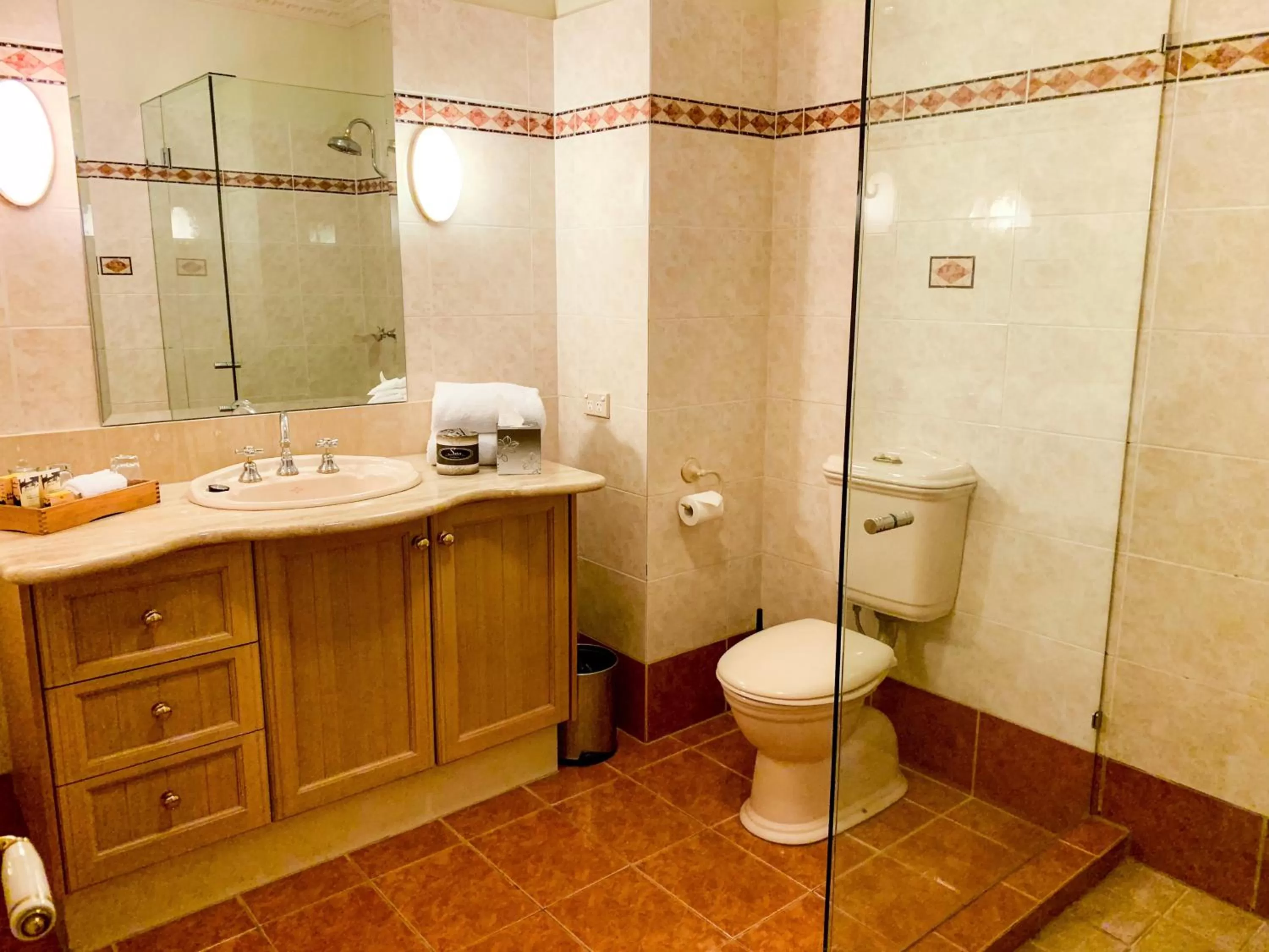 Shower in Royal Albert Hotel