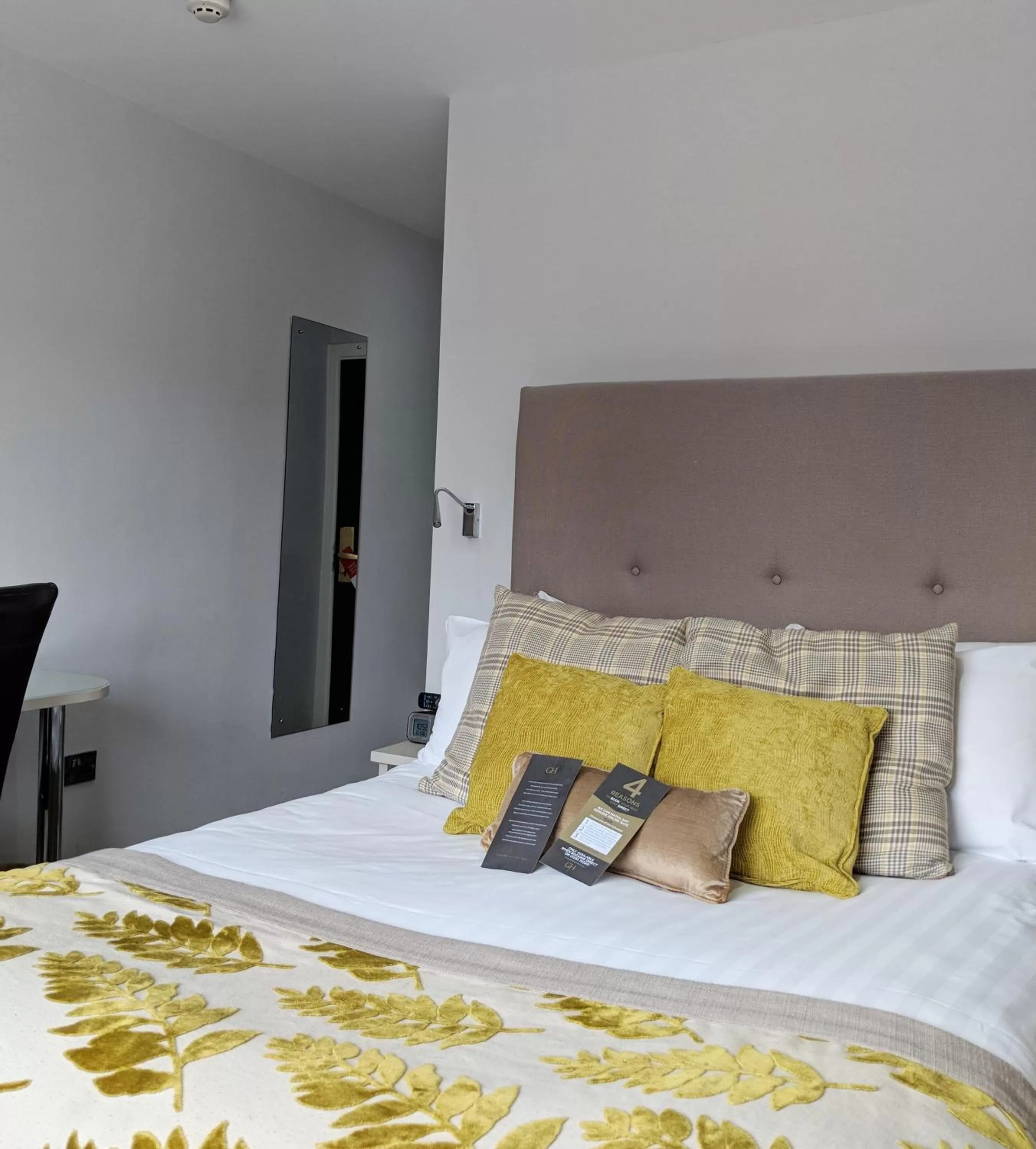 Bed in Glendower Hotel BW Signature Collection