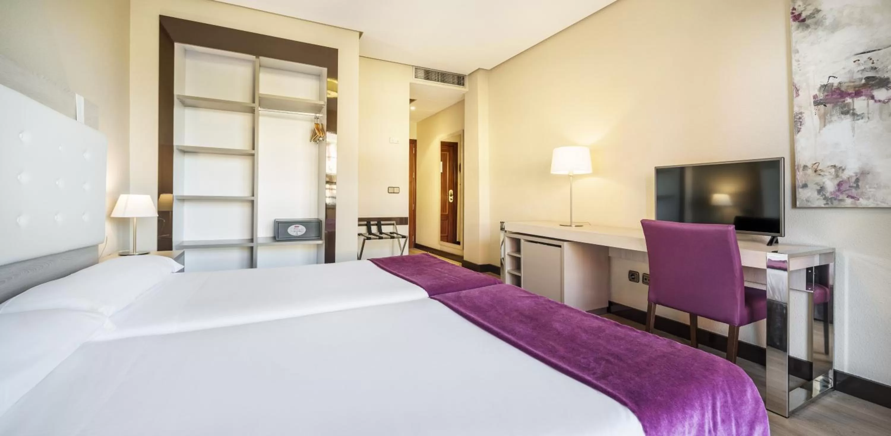 Photo of the whole room, Bed in Ilunion Golf Badajoz